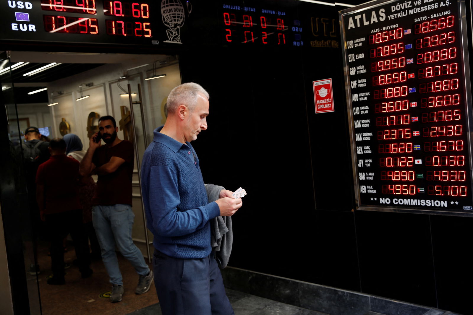 A man counts his money as he leaves a currency exchange office in Istanbul, Turkey September 26, 2022. REUTERS/Dilara Senkaya/File Photo