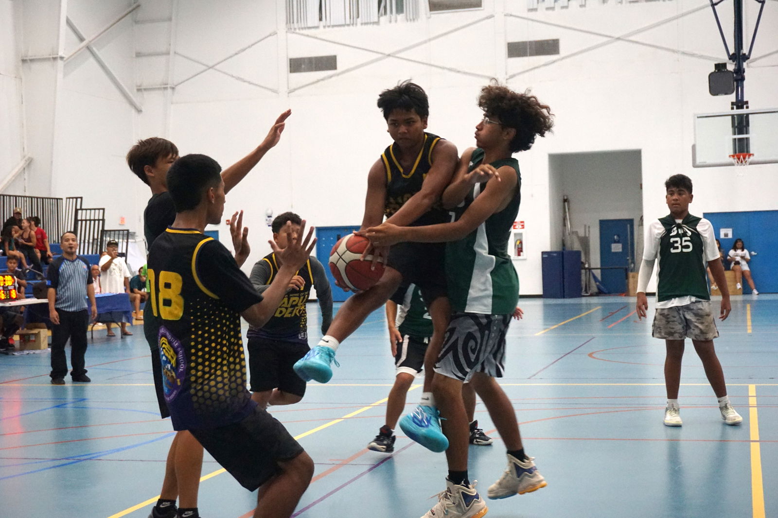 FMS' Payton Basa attempts the pass to a teammate in midair as defenders reach in for the steal during the championship game in the boys middle school division of the IT&E-PSS Interscholastic Basketball League Saturday at the MHS gym.