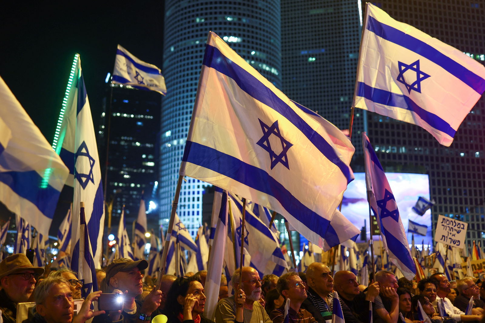 People take part in a demonstration against Israeli Prime Minister Benjamin Netanyahu and his nationalist coalition government's judicial overhaul, in Tel Aviv, Israel May 6, 2023. REUTERS/Ronen Zvulun