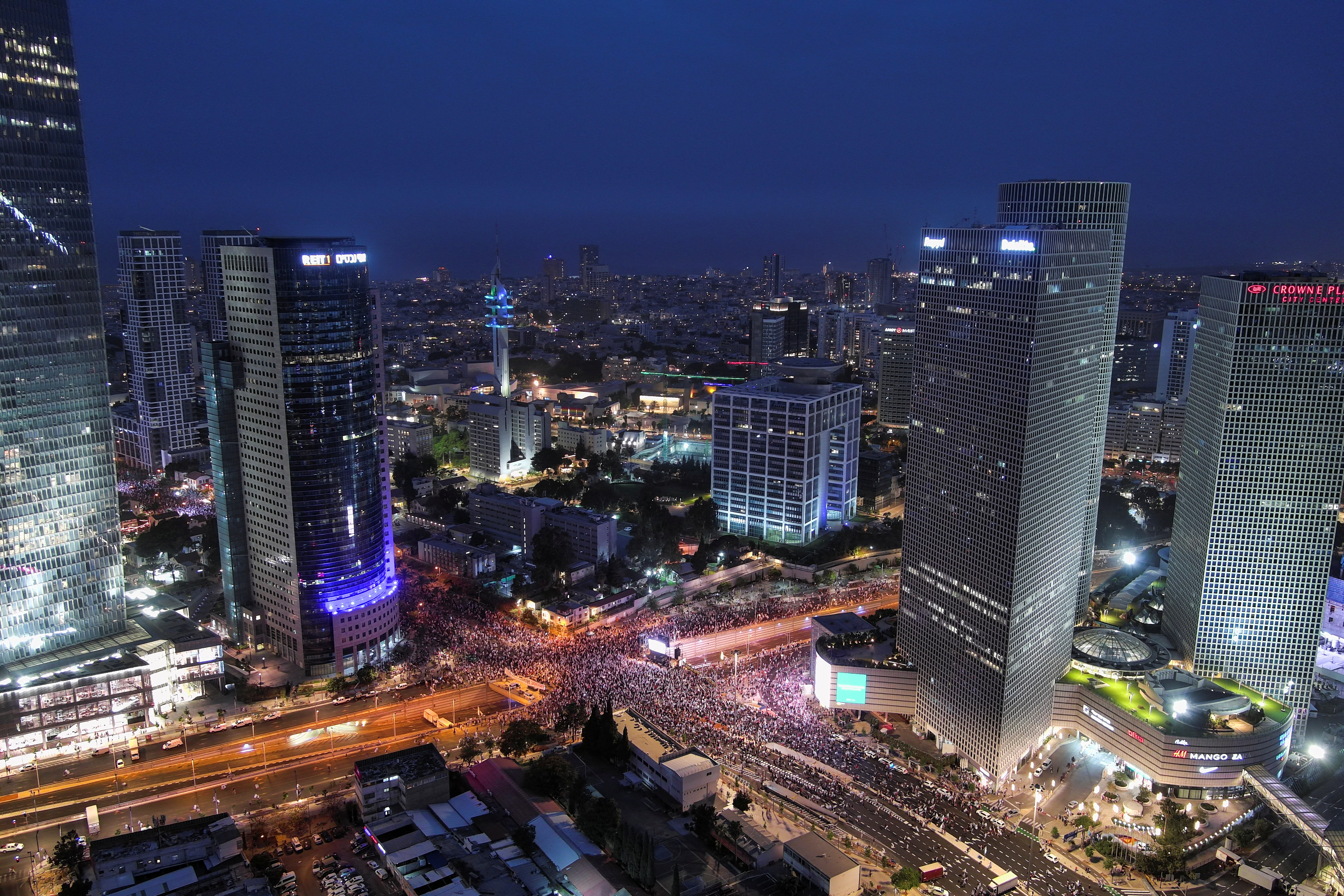 An aerial view shows protesters taking part in a demonstration against Israeli Prime Minister Benjamin Netanyahu and his nationalist coalition government's judicial overhaul, in Tel Aviv, Israel May 27, 2023. REUTERS/Ilan Rosenberg