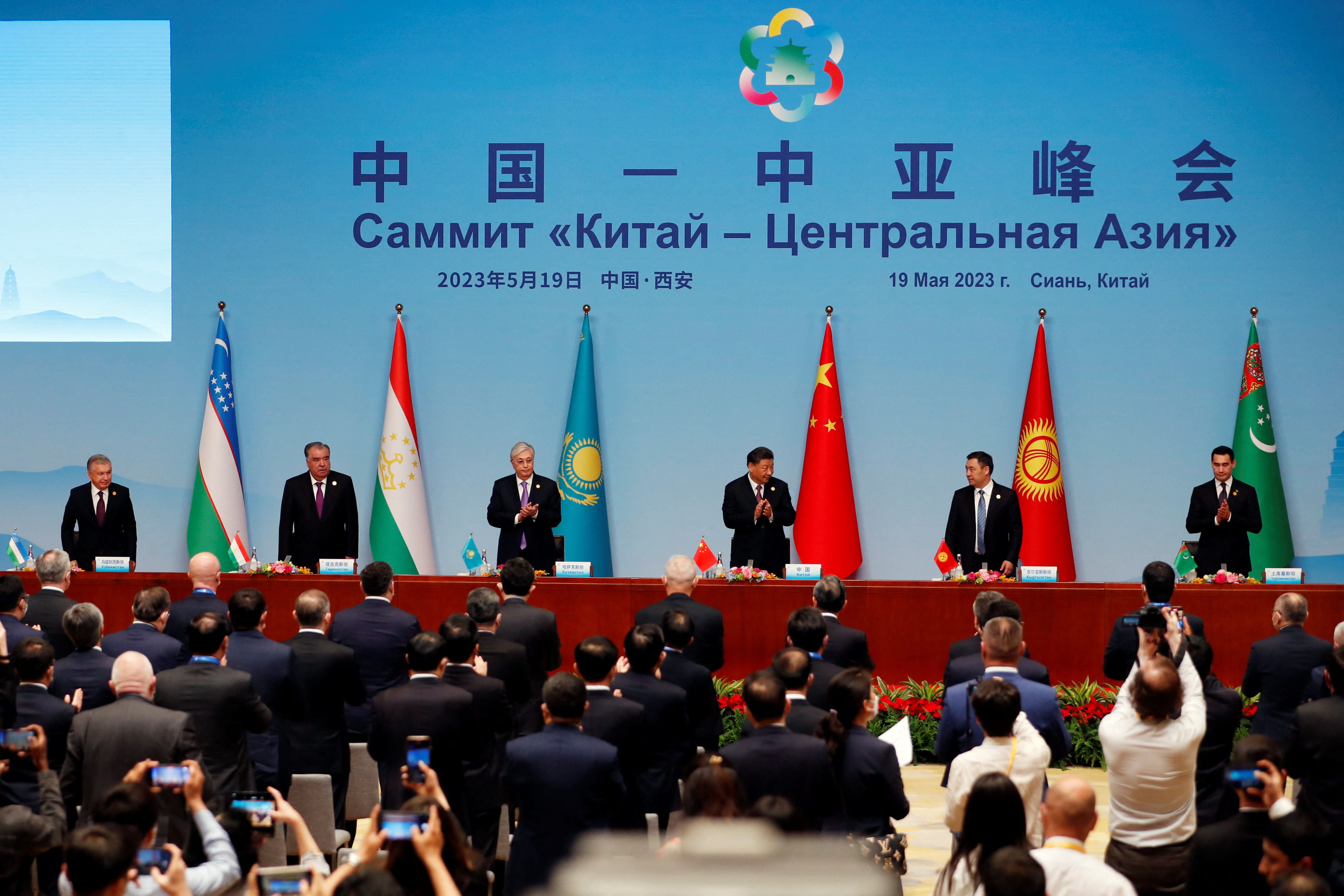 Chinese President Xi Jinping, Kazakhstan's President Kassym-Jomart Tokayev, Kyrgyzstan's President Sadyr Japarov, Tajikistan's President Emomali Rahmon, Turkmenistan's President Serdar Berdymukhamedov and Uzbekistan's President Shavkat Mirziyoyev arrive for the joint press conference of the China-Central Asia Summit in Xian, Shaanxi province, China May 19, 2023. REUTERS/Florence Lo/Pool