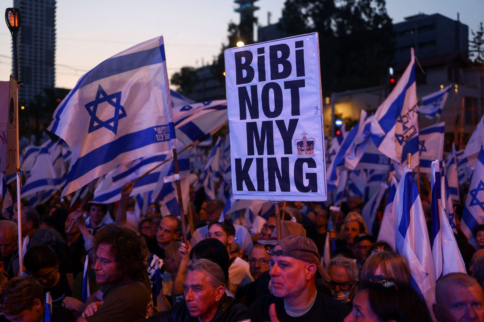 People take part in a demonstration against Israeli Prime Minister Benjamin Netanyahu and his nationalist coalition government's judicial overhaul, in Tel Aviv, Israel May 6, 2023. REUTERS/Ronen Zvulun