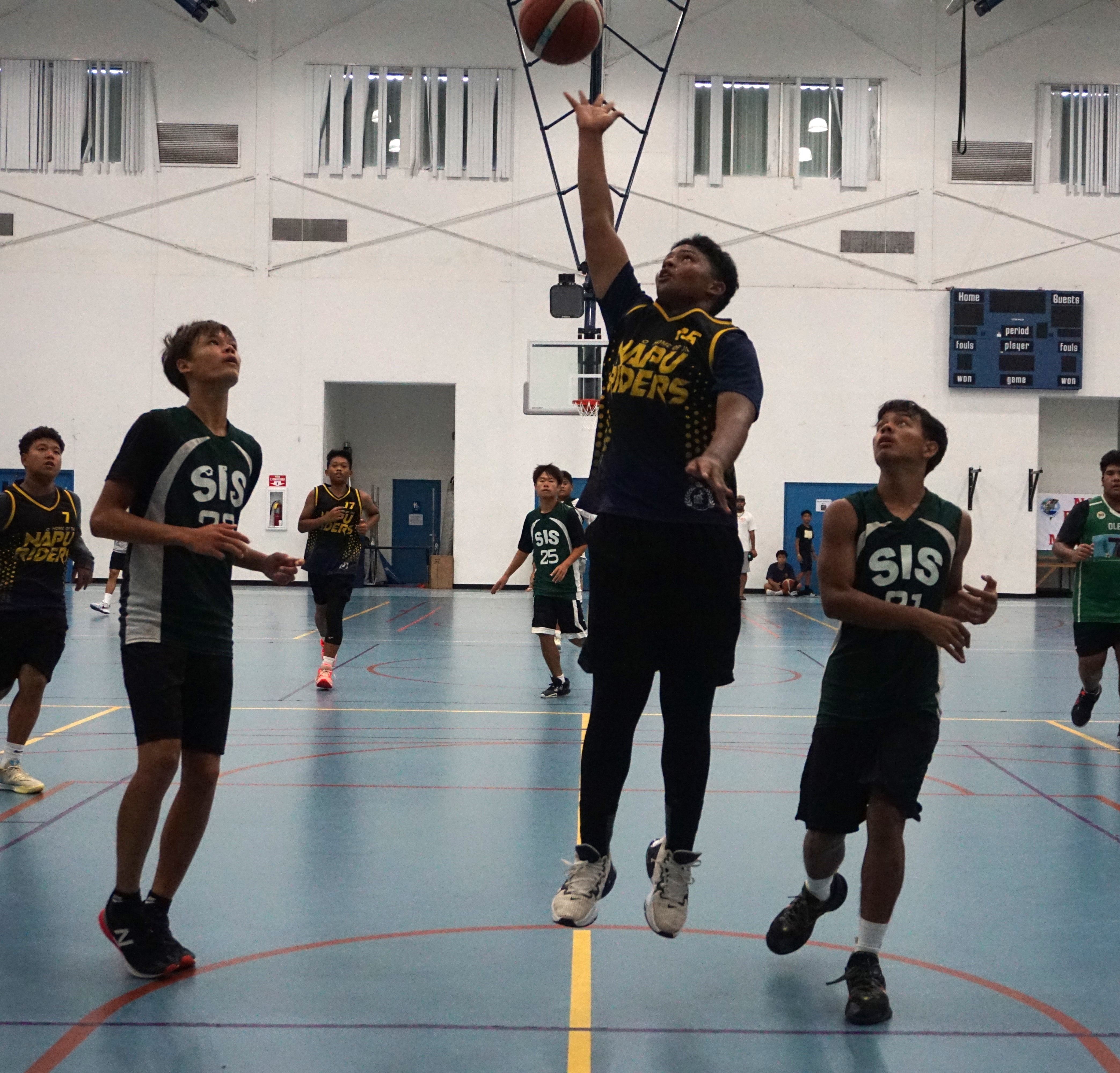 FMS' Giovanni Camacho extends for the floater.