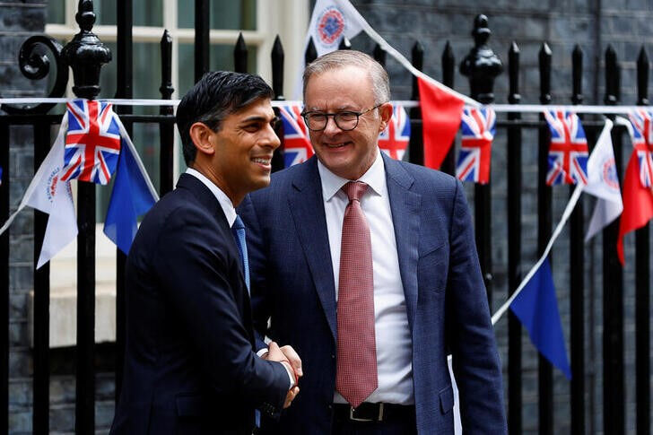 British Prime Minister Rishi Sunak and Australian Prime Minister Anthony Albanese shake hands at Downing Street in London, Britain May 5, 2023. REUTERS/Peter Nicholls