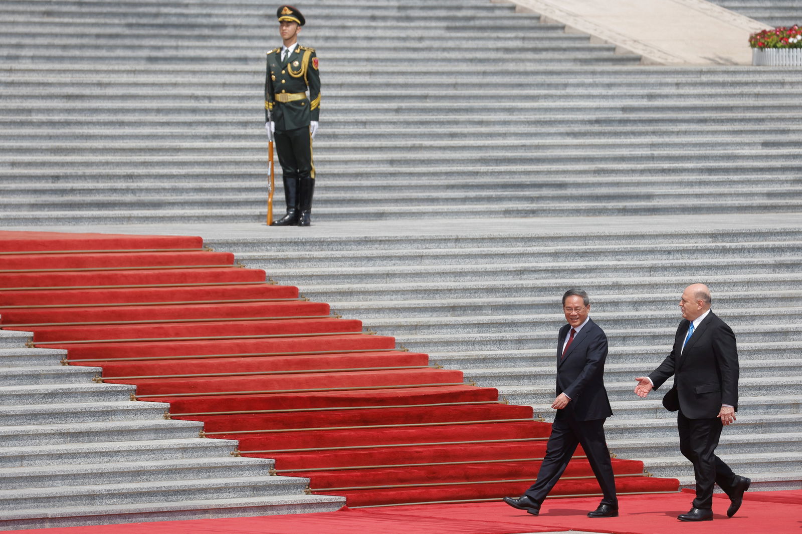 Russian Prime Minister Mikhail Mishustin and Chinese Premier Li Qiang attend a welcoming ceremony in Beijing, China, May 24, 2023. REUTERS/Thomas Peter/Pool