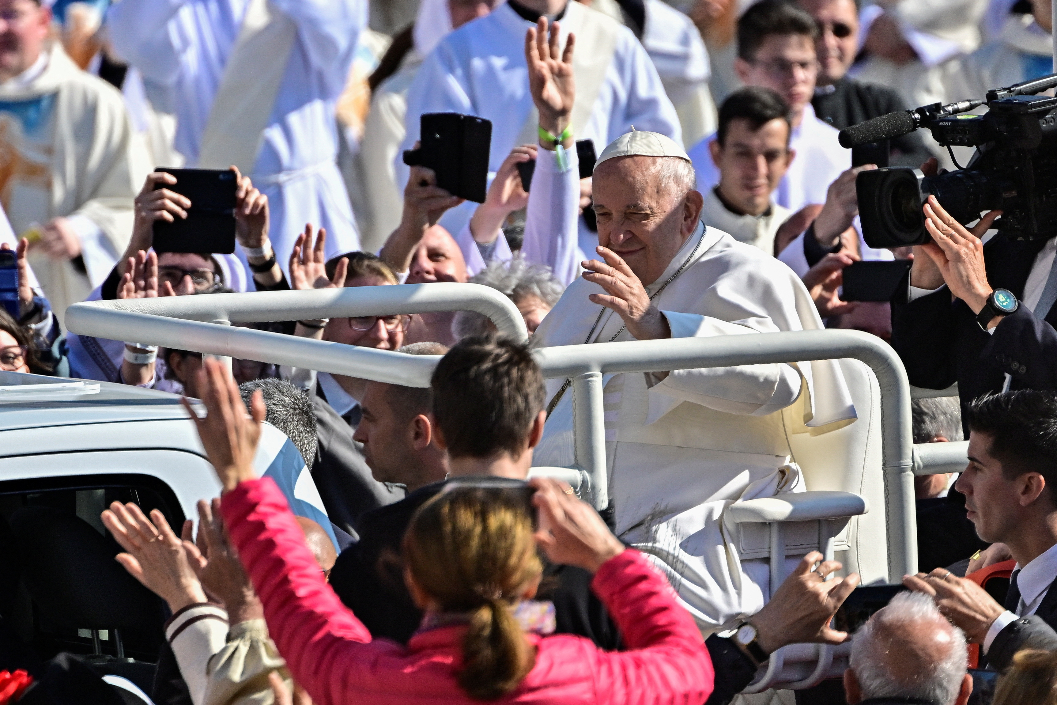 Pope Francis greets the crowd ahead of a holy mass at the Kossuth Lajos Square during his apostolic journey in Budapest, Hungary, April 30, 2023. REUTERS/Marton Monus  