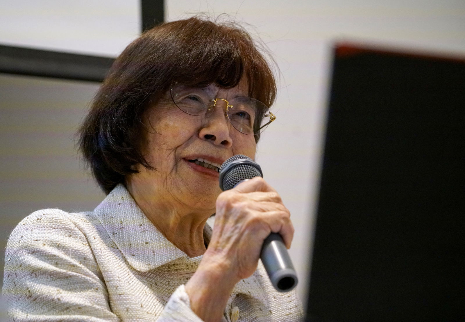 FILE PHOTO: Teruko Yahata (85), a World War Two Hiroshima atomic bombing survivor, speaks about her story of the horrors of Hiroshima to foreign visitors at the Hiroshima Peace Memorial Museum in Hiroshima, western Japan May 9, 2023. REUTERS/Tom Bateman