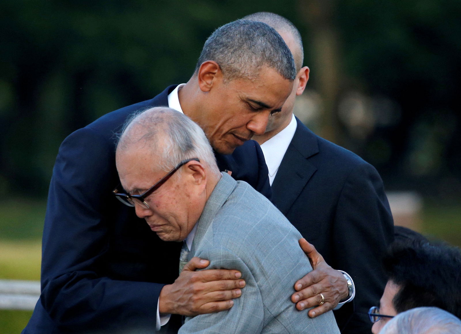 FILE PHOTO: U.S. President Barack Obama (L) hugs atomic bomb survivor Shigeaki Mori as he visits Hiroshima Peace Memorial Park in Hiroshima, Japan May 27, 2016. REUTERS/Carlos Barria