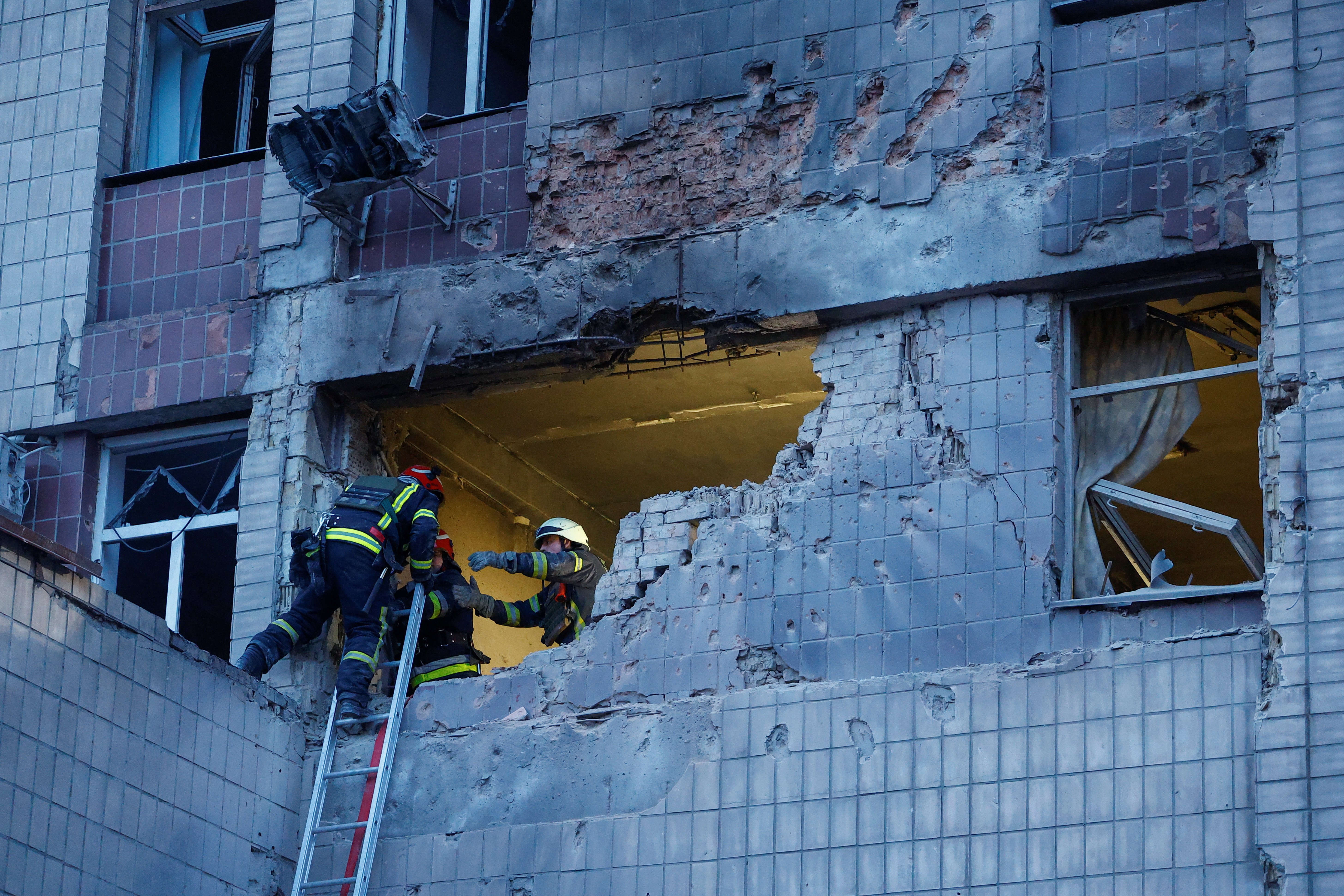 Rescuers work at a site of a building damaged during a Russian suicide drone strike, amid Russia's attack on Ukraine, in Kyiv, Ukraine May 28, 2023. REUTERS/Valentyn Ogirenko.