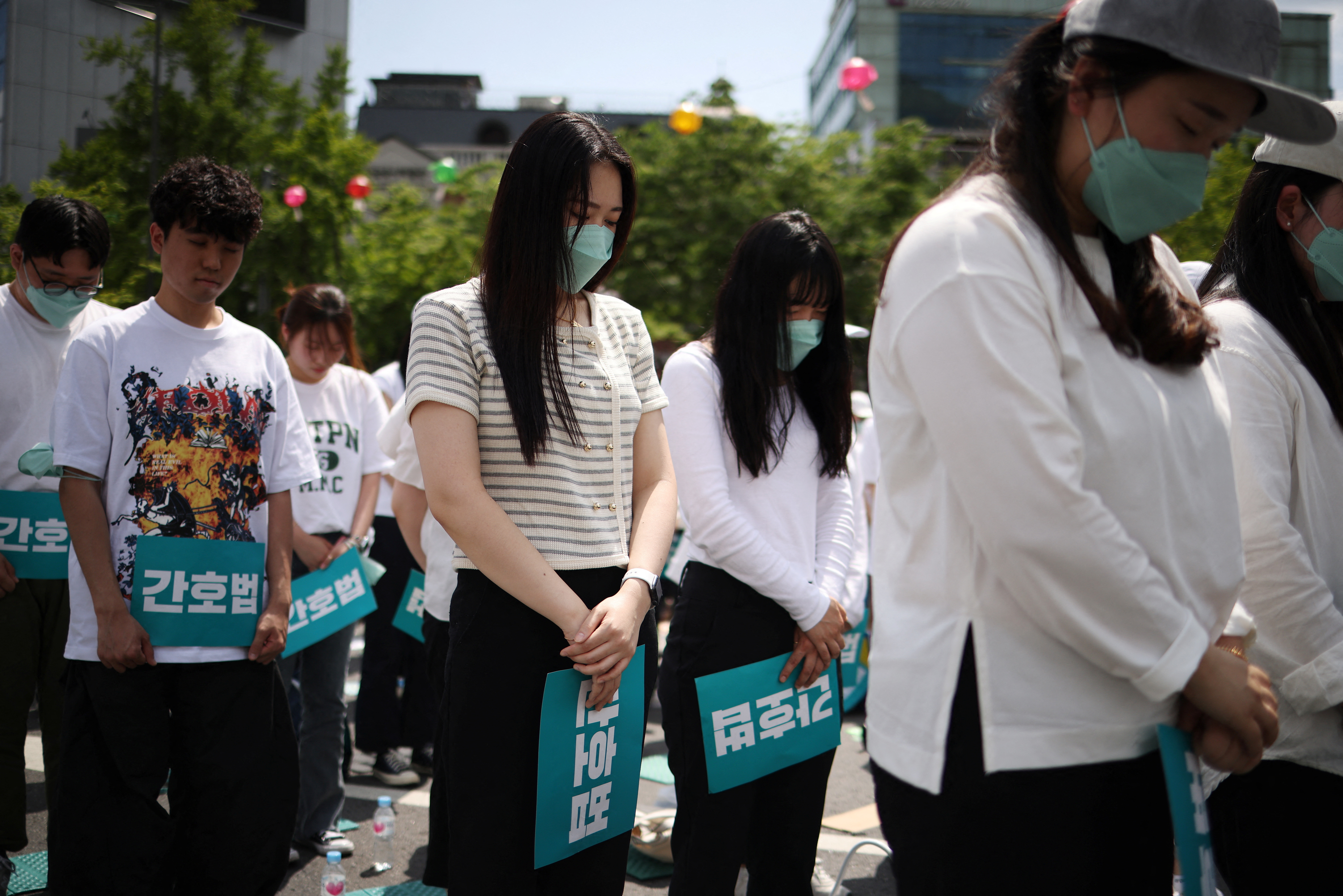 Nurses and university students majoring in nursing pay silent tribute during a protest against President Yoon Suk Yeol vetoing a nursing act that defines the roles and responsibilities of nurses, in Seoul, South Korea, May 19, 2023. REUTERS/Kim Hong-Ji