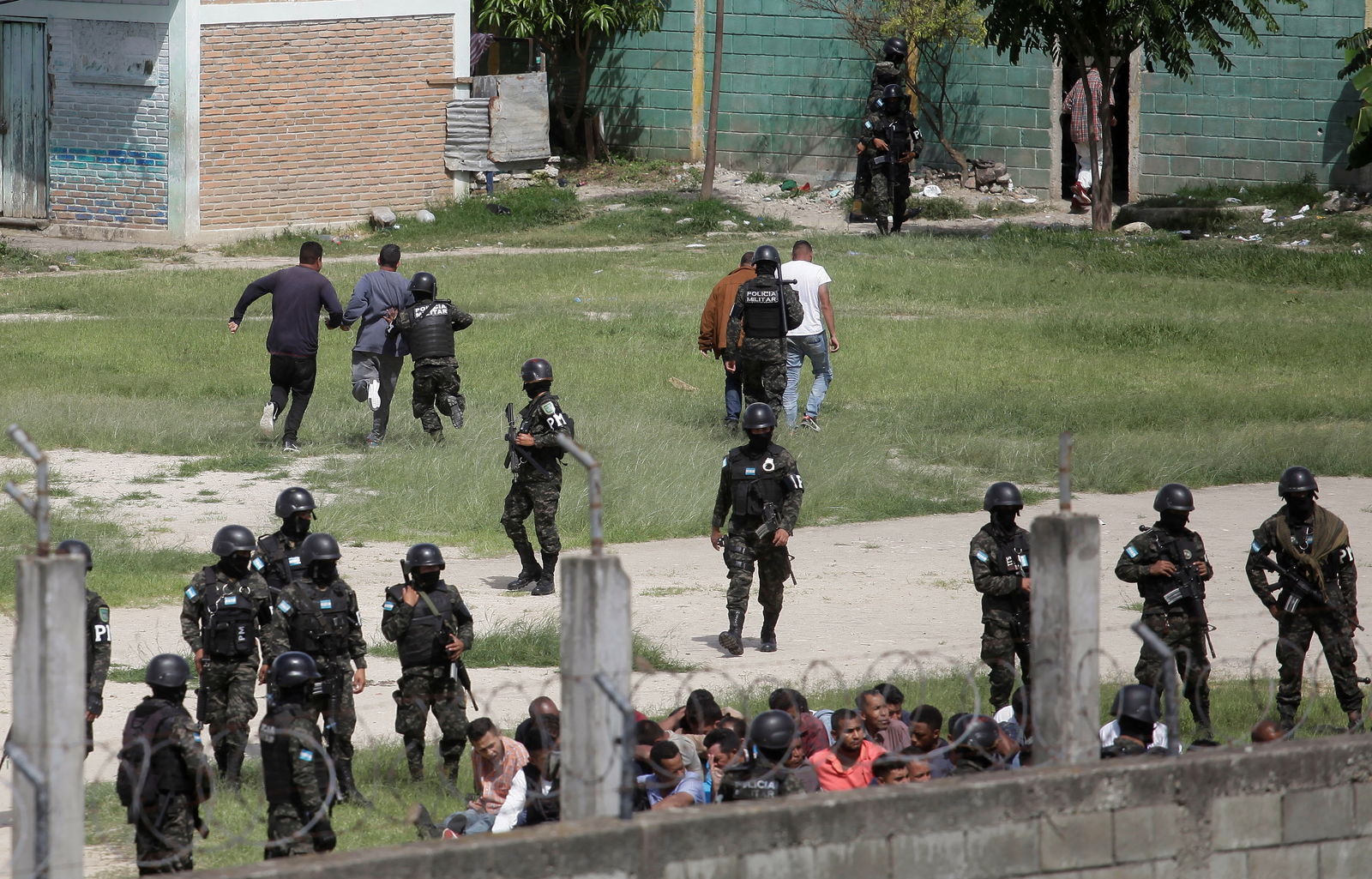 Members of the Military Police of Public Order remove inmates from the yard at Tamara prison after the Honduras Armed Forces took over the control of the prisons nationwide as part of the "Fe y Esperanza" operation, on the outskirts of Tegucigalpa, Honduras June 26, 2023. REUTERS/Fredy Rodriguez