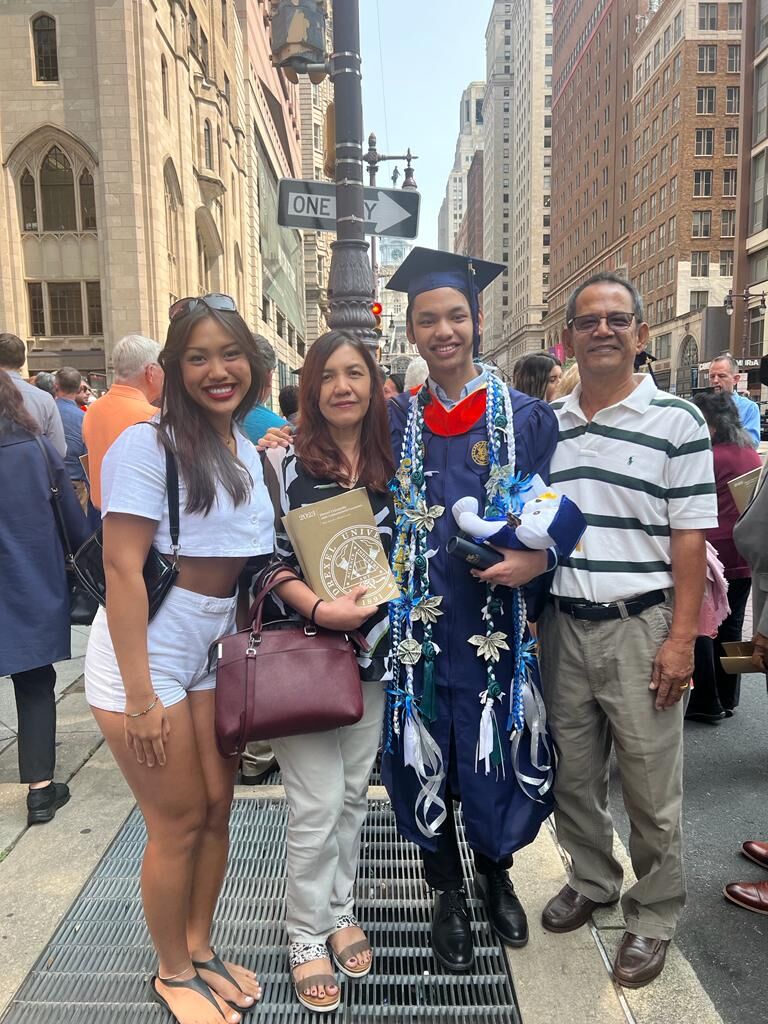 Amelito Dalusong Jr. with his sister Ma. Theresa Dalusong and parents Amelito Dalusong Sr. and Marissa Obtinalla.