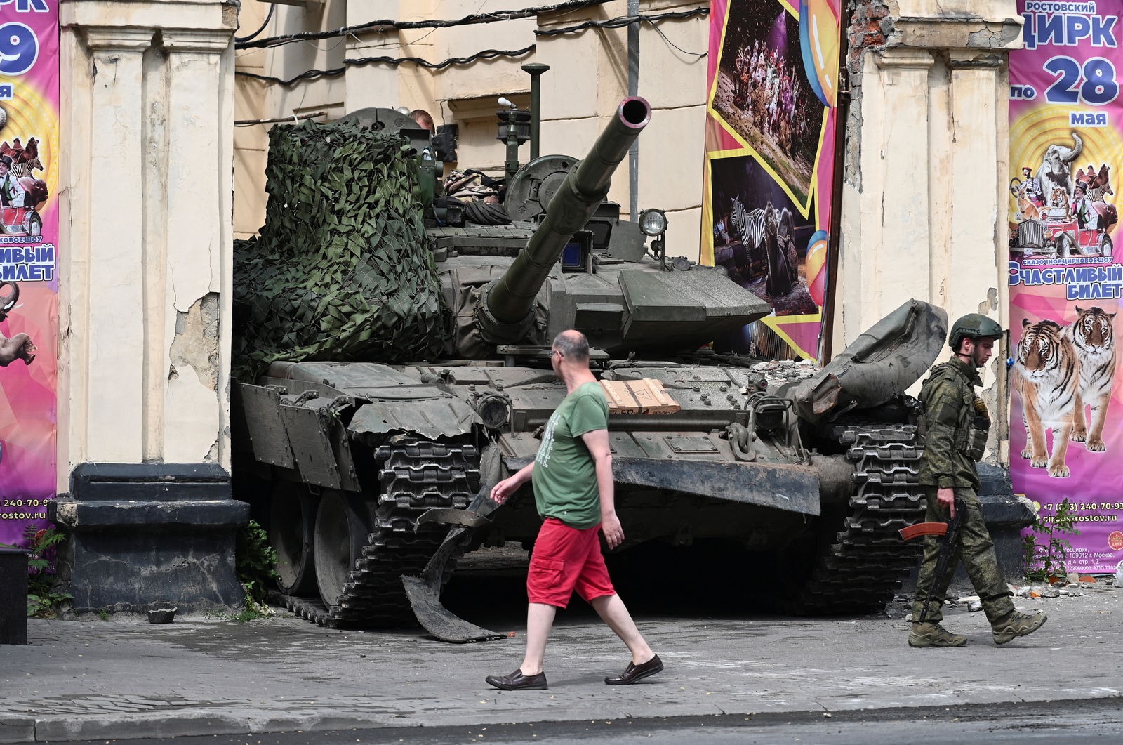 Fighters of Wagner private mercenary group are deployed near a local circus in the city of Rostov-on-Don, Russia, June 24, 2023. REUTERS/Stringer