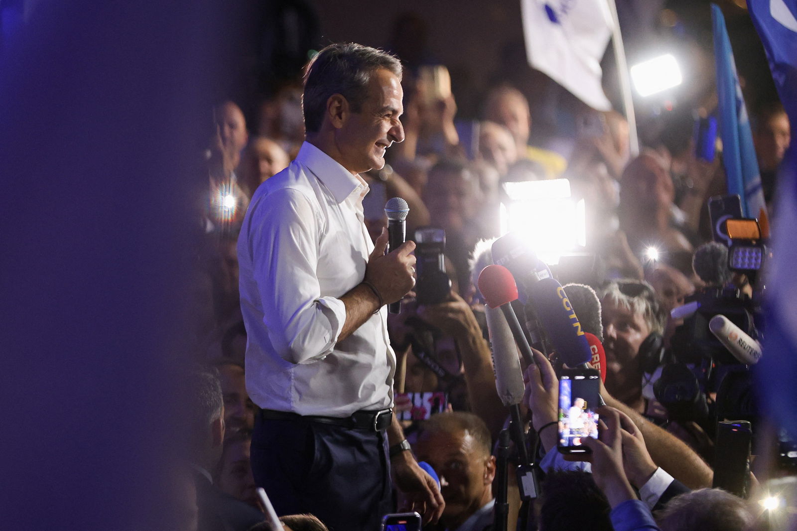 New Democracy conservative party leader Kyriakos Mitsotakis speaks to supporters outside the party's headquarters, after the general election, in Athens, Greece, June 25, 2023. REUTERS/Louiza Vradi