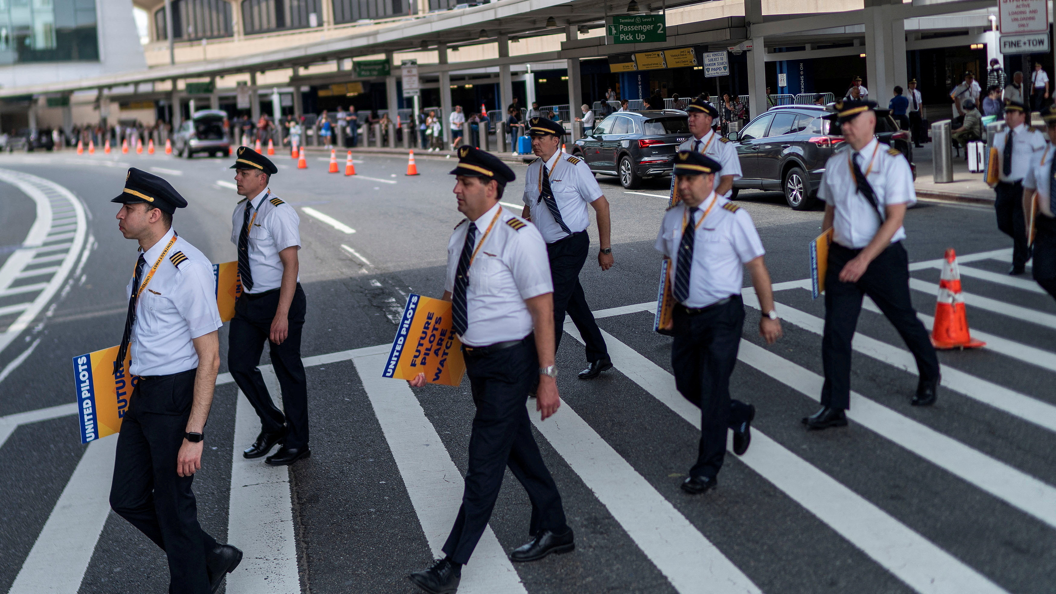 FILE PHOTO: Pilots from United Airlines take part in an informational picket at Newark Liberty International Airport in Newark, New Jersey, U.S., May 12, 2023. REUTERS/Eduardo Munoz/File Photo