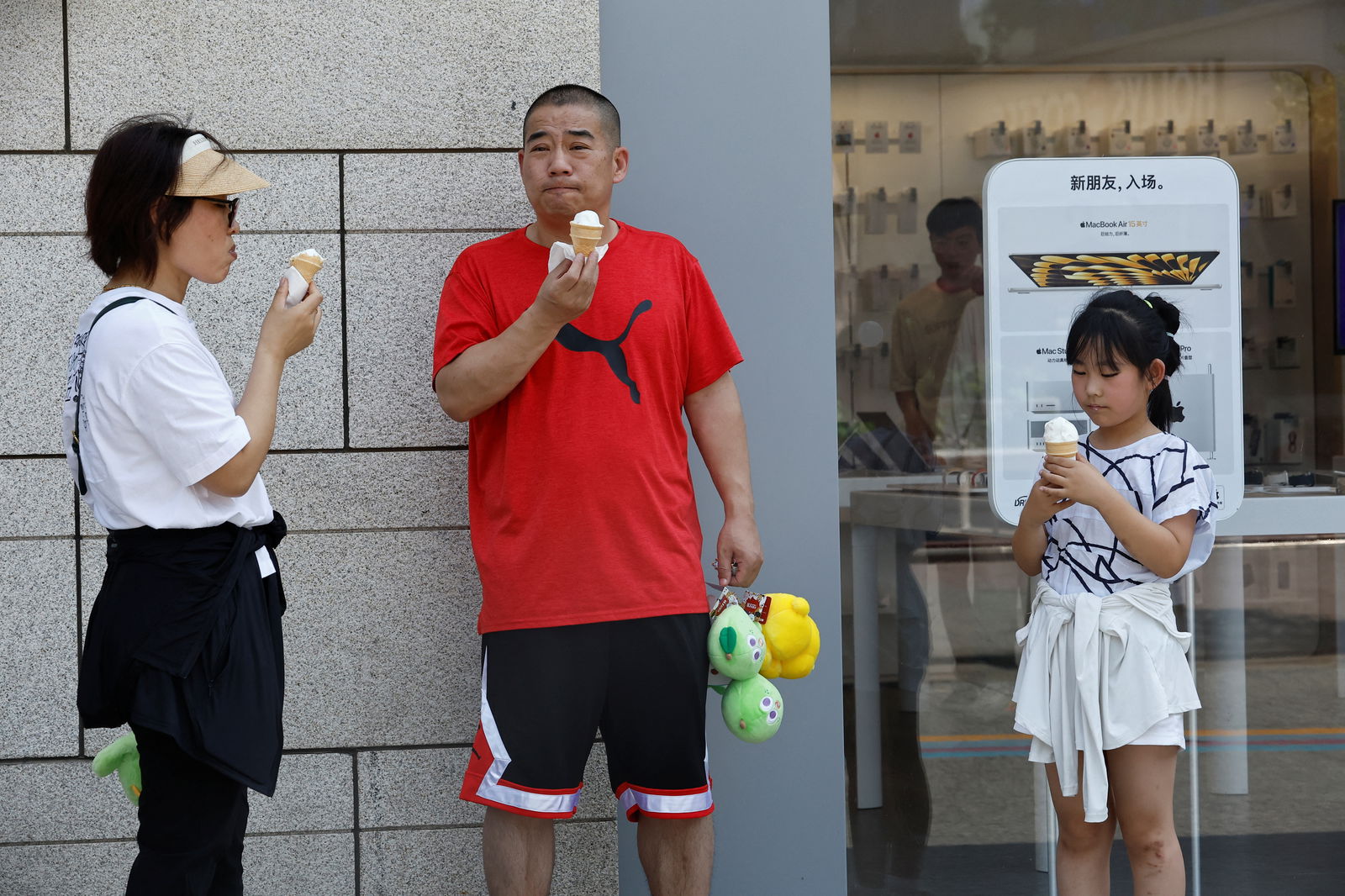 People eat ice cream amid a red alert for heatwave in Beijing, China June 23, 2023. REUTERS/Tingshu Wang