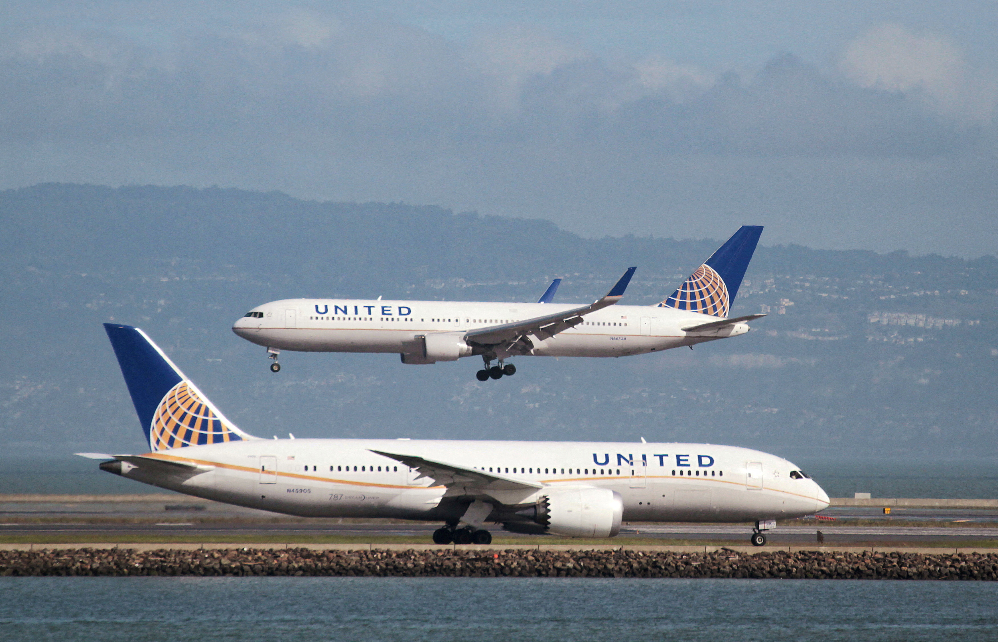 FILE PHOTO: A United Airlines Boeing 787 taxis as a United Airlines Boeing 767 lands at San Francisco International Airport, San Francisco, California, February 7, 2015. REUTERS/Louis Nastro/File Photo