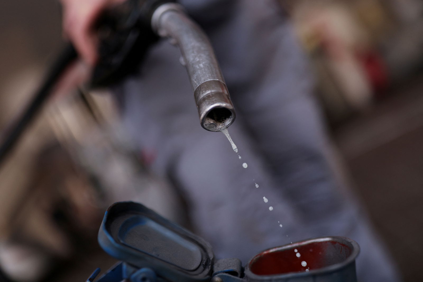 FILE PHOTO: A worker pumps petrol for a customer at a petrol station in Barcelona, Spain, February 4, 2022. REUTERS/Nacho Doce