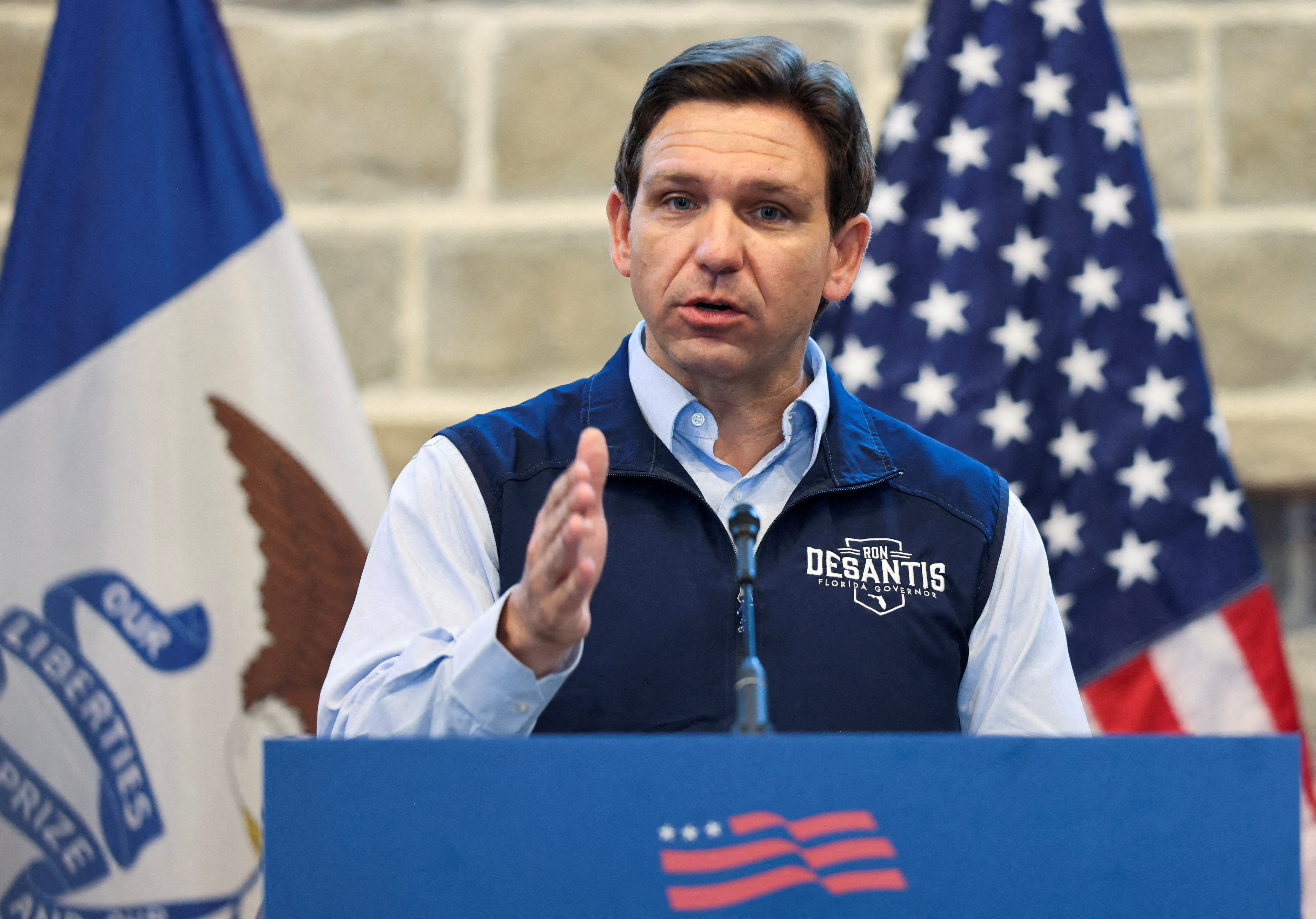 FILE PHOTO: Florida Governor Ron Desantis addresses Iowa residents on his second day of campaigning as an official candidate for the 2024 U.S. Republican presidential nomination, at Sun Valley Barn in Pella, Iowa, U.S. May 31, 2023. REUTERS/Scott Morgan/File Photo