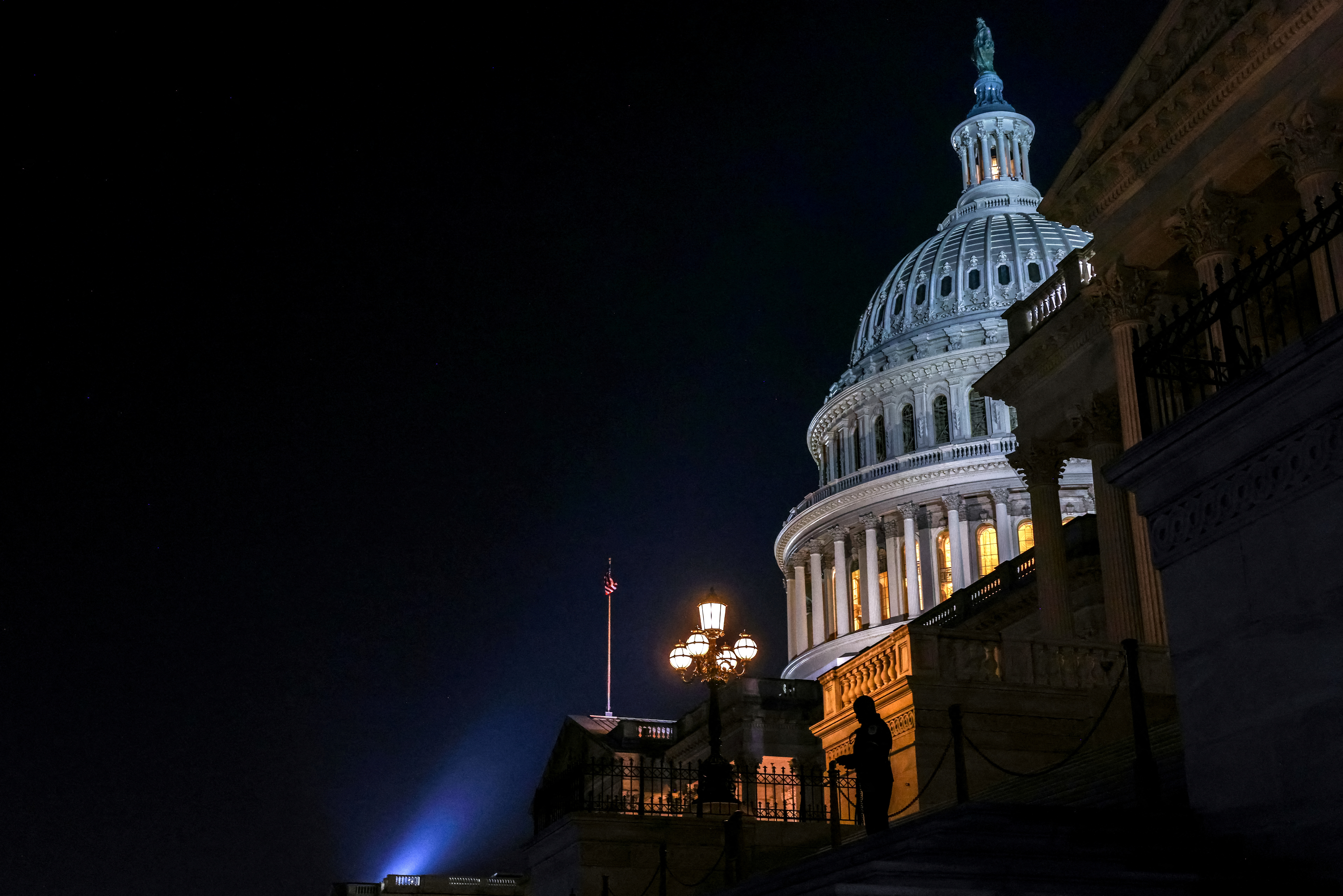 U.S. Capitol police stand outside the Capitol building as the Senate votes on debt ceiling legislation to avoid a historic default at the U.S. Capitol in Washington, U.S., June 1, 2023. REUTERS/Evelyn Hockstein/File Photo