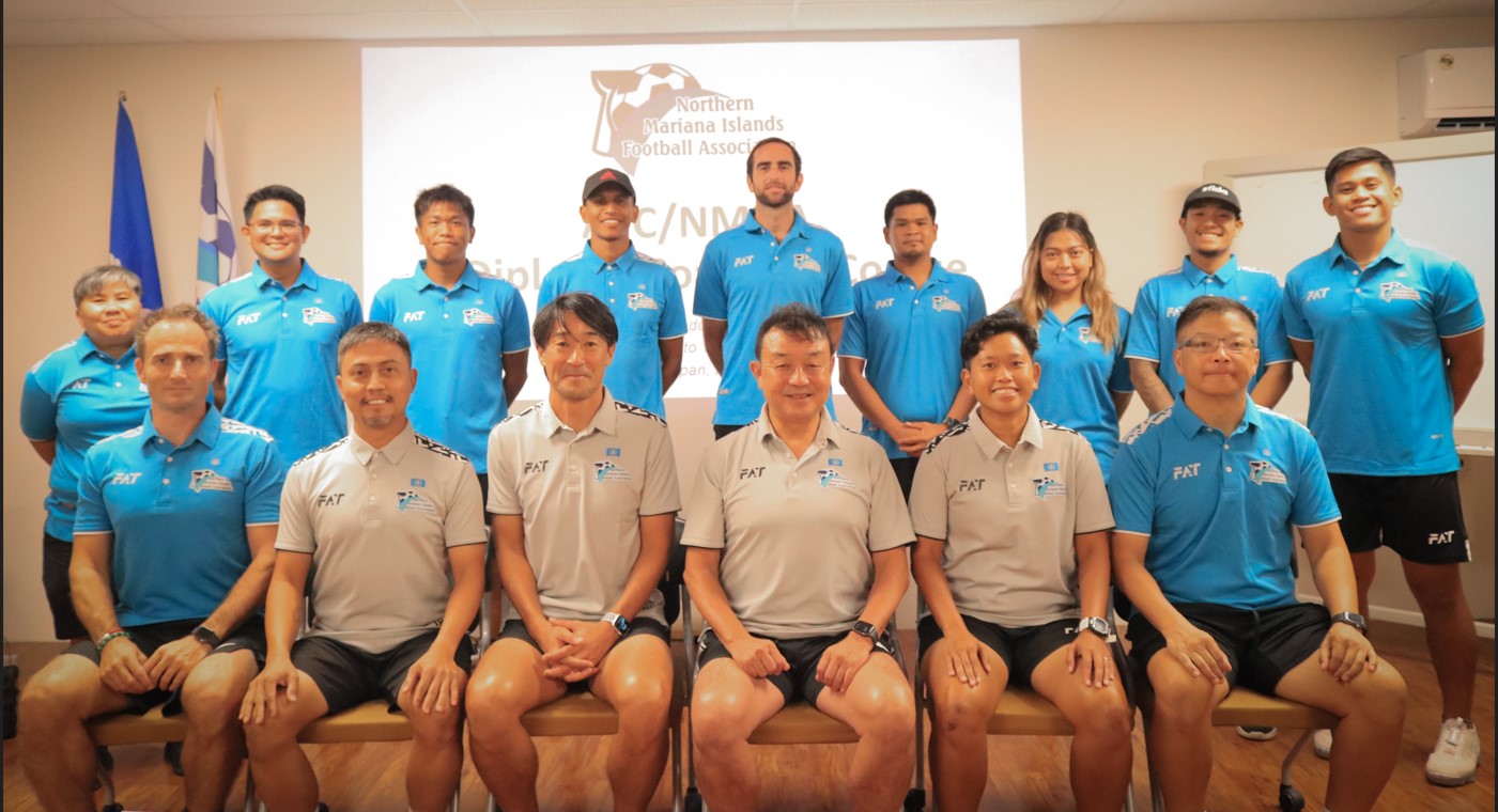 Participants of the B Coaching Course module 1 pose for a photo.