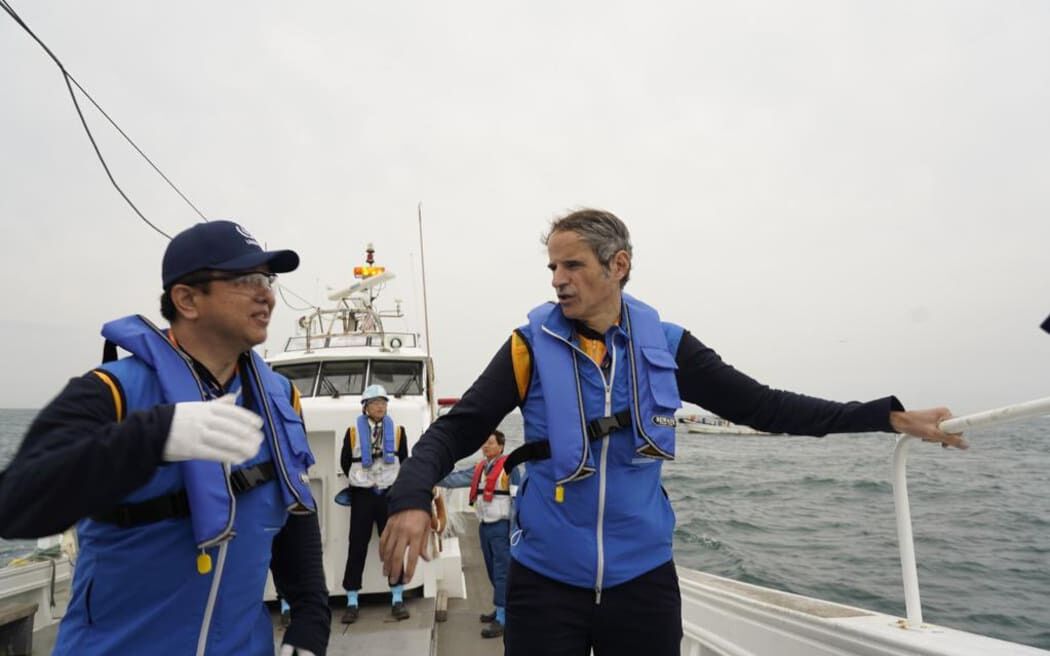 Rafael Mariano Grossi (right) in Japan to present IAEA report to TEPCO in 2023. 