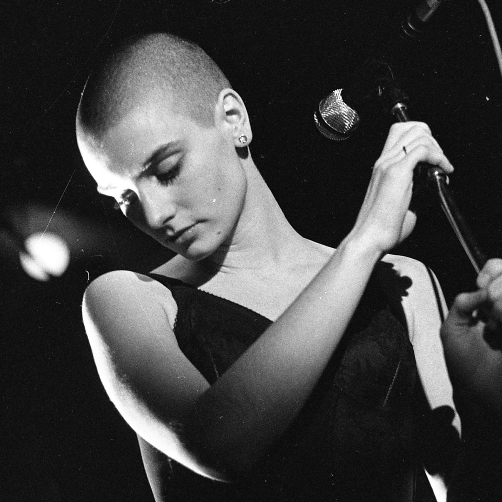 Sinead O’Connor performing at the Olympic Ballroom in 1988. 