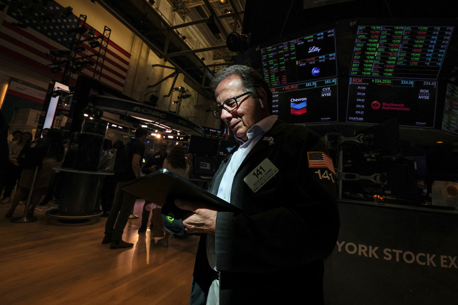 Traders work on the floor of the New York Stock Exchange (NYSE) in New York City, U.S., July 26, 2023. REUTERS/Brendan McDermid/File Photo
