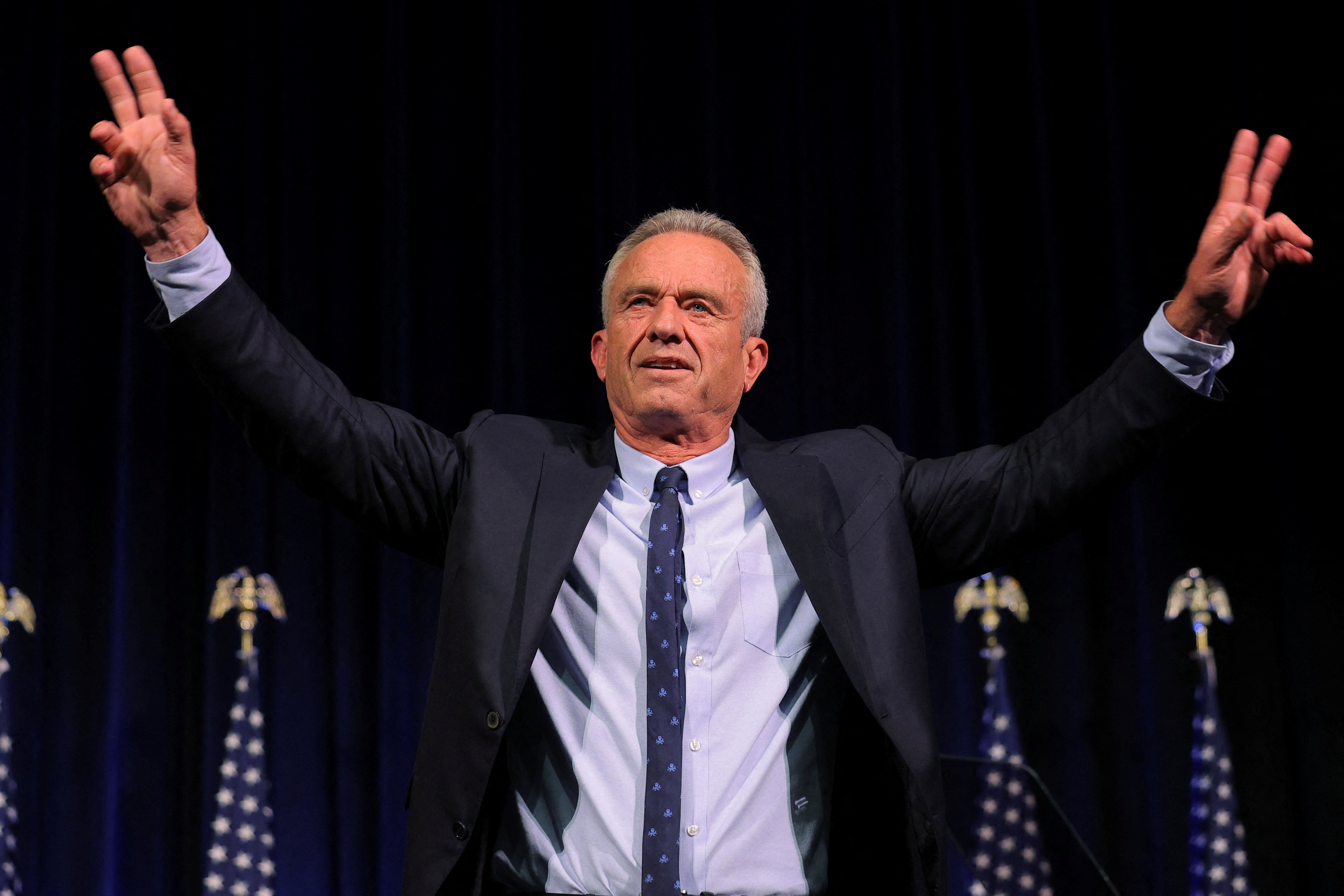 Democratic presidential candidate Robert F. Kennedy Jr. waves to the audience after delivering a foreign policy speech at St. Anselm College in Manchester, New Hampshire, U.S., June 20, 2023. REUTERS/Brian Snyder/File Photo