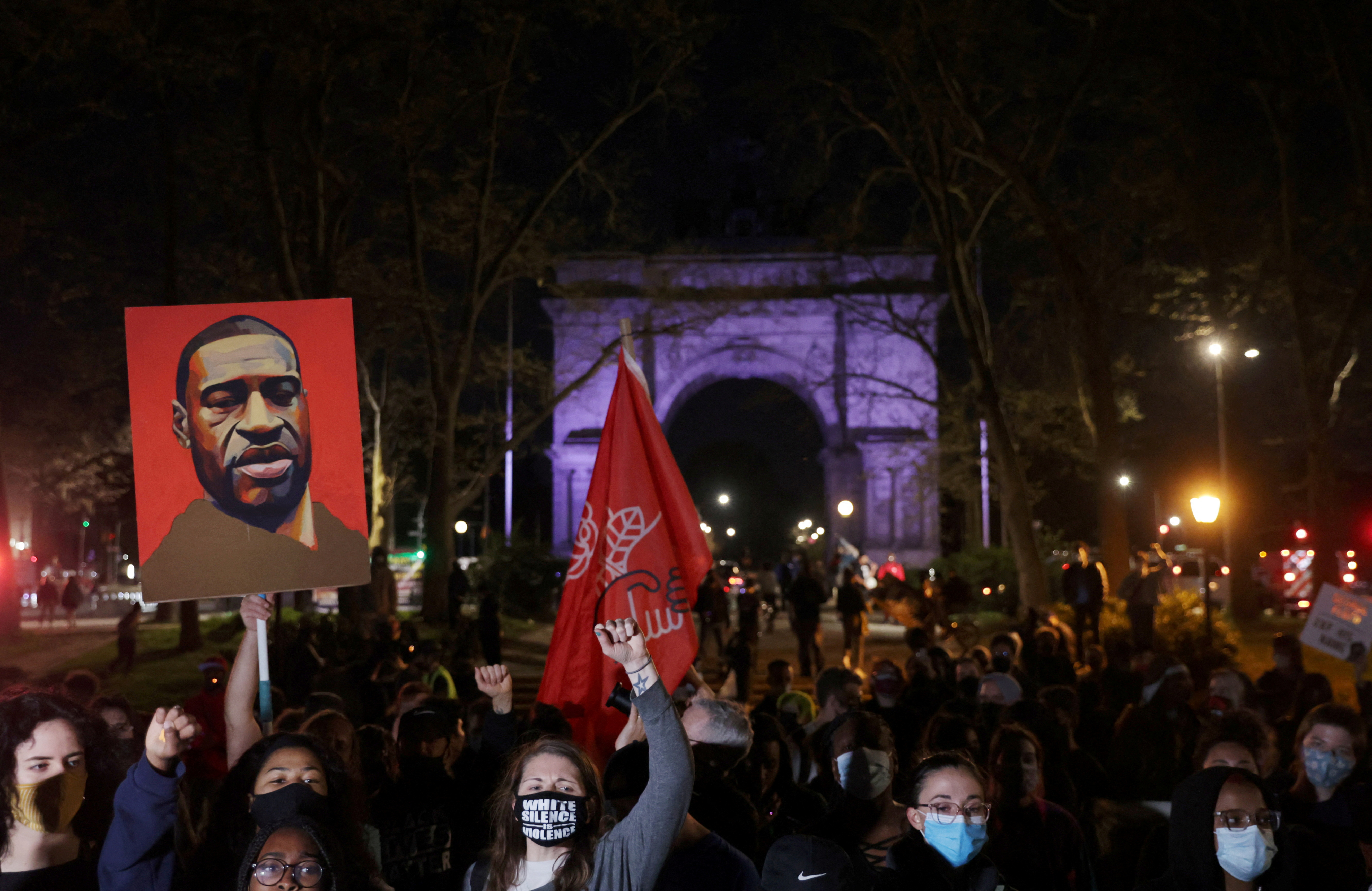 Protesters march following the verdict in the trial of former Minneapolis police officer Derek Chauvin, found guilty of the death of George Floyd, in Brooklyn, New York City, New York, U.S., April 20, 2021. REUTERS/Jeenah Moon/File Photo