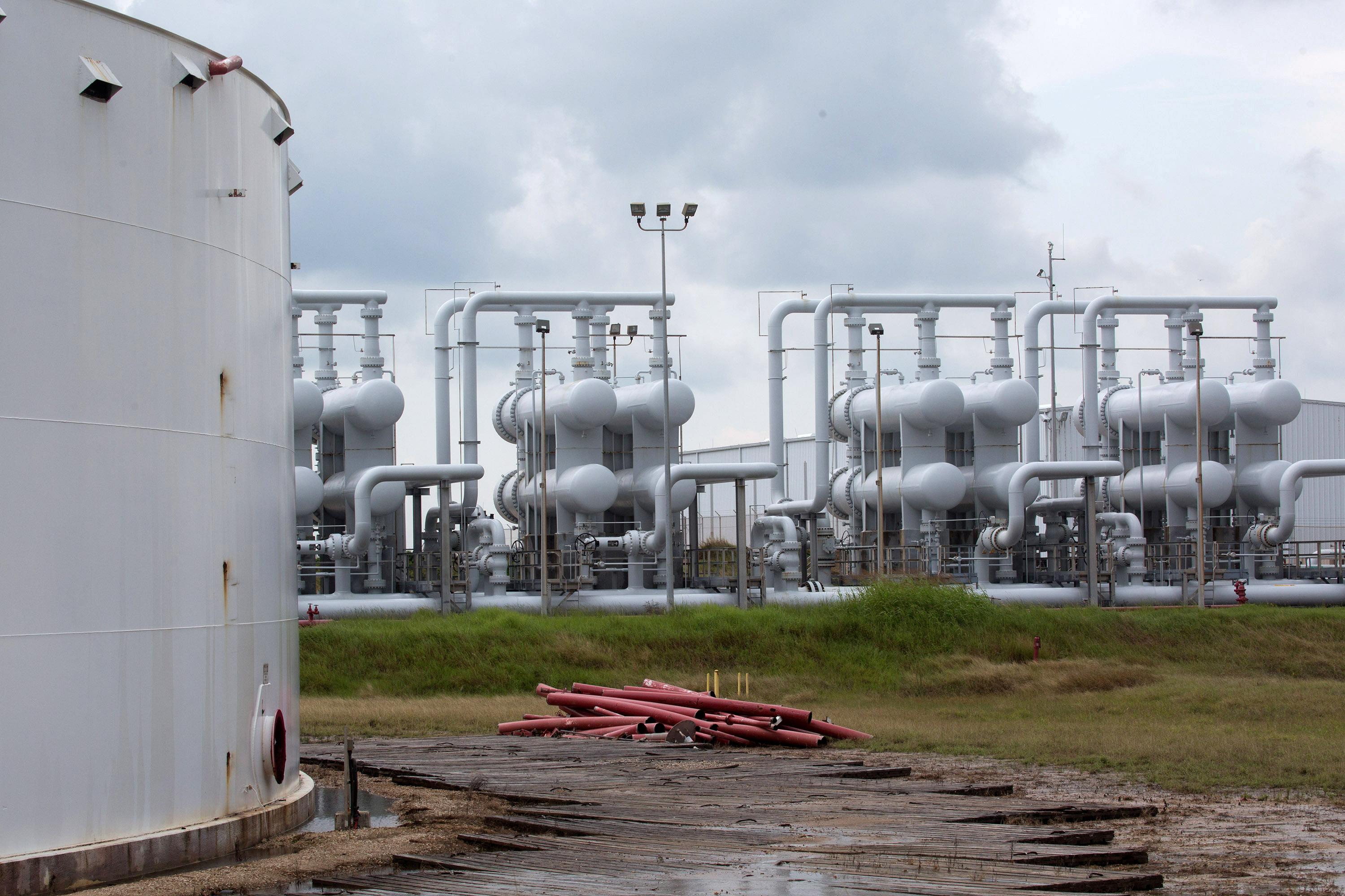 An oil storage tank and crude oil pipeline equipment is seen during a tour by the Department of Energy at the Strategic Petroleum Reserve in Freeport, Texas, U.S. June 9, 2016. REUTERS/Richard Carson/File Photo