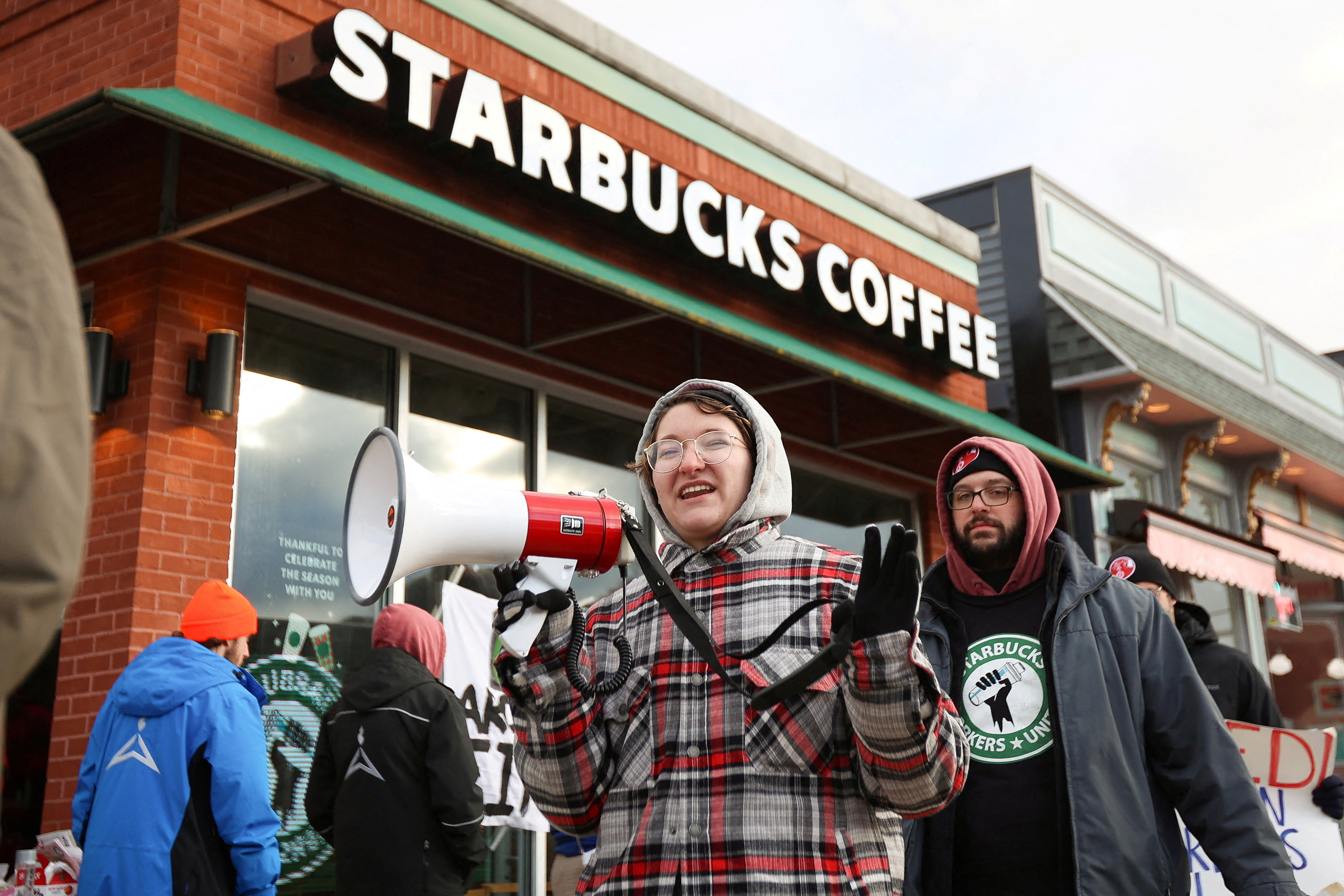 Starbucks workers attend a rally as they go on a one-day strike outside a store in Buffalo, New York, U.S., November 17, 2022. REUTERS/Lindsay DeDario/File Photo