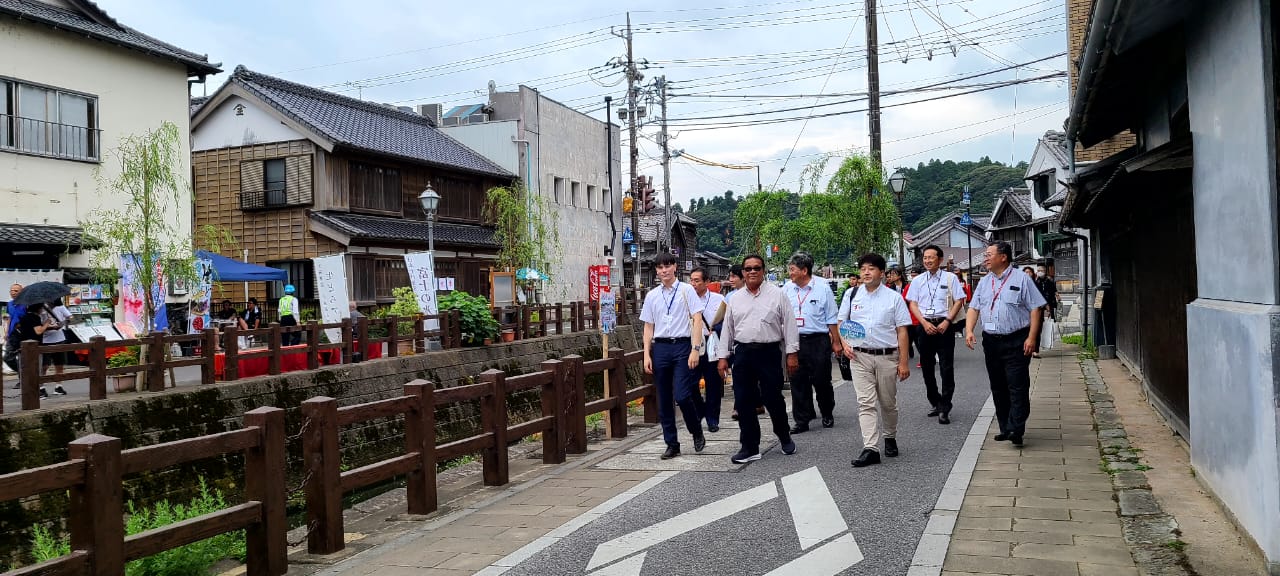 Saipan Mayor RB Camacho and his Katori City counterpart, Tomonori Ito, visit the Sawara Festival grounds.