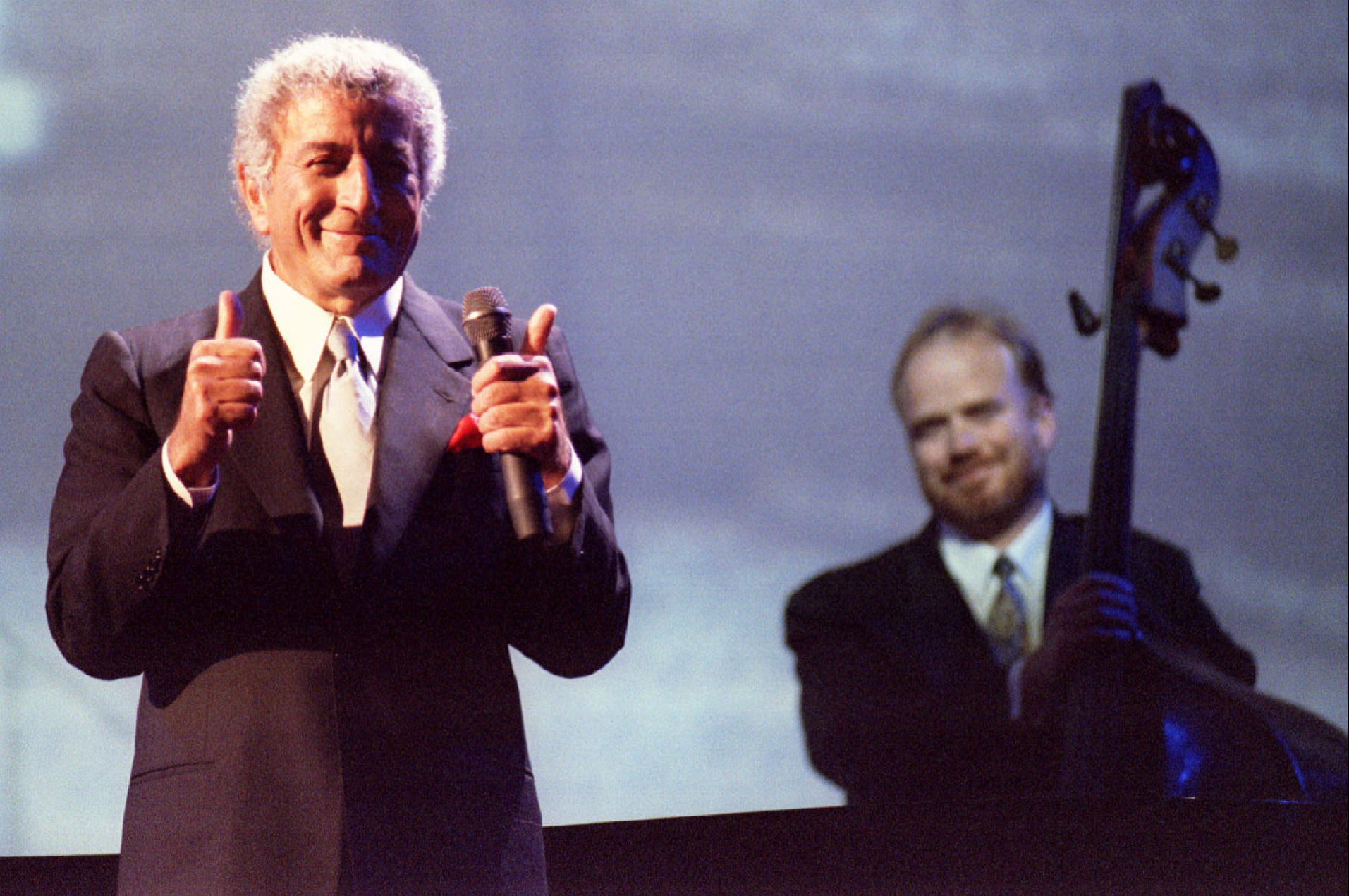 FILE PHOTO: Singer Tony Bennett thanks the crowd after performing Elvis-Presley's hit recording "Love Me Tender" during the Tribute to Elvis-Presley concert at the Pyramid Arena in Memphis October 8/File Photo