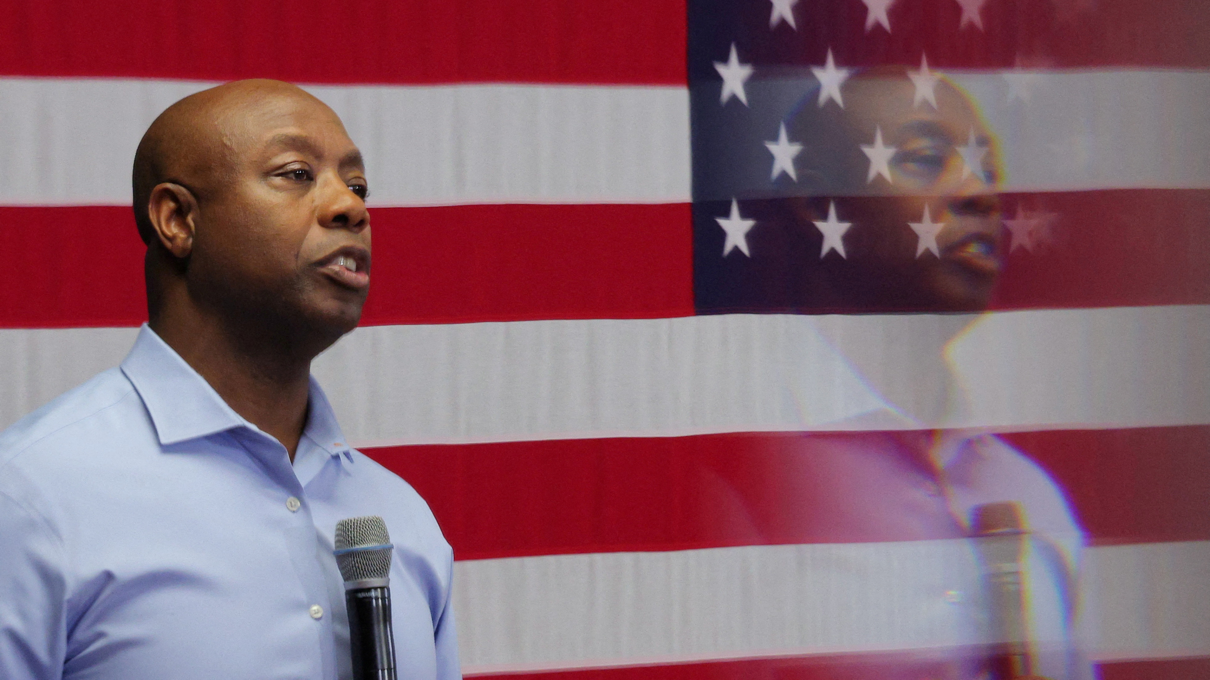 Republican presidential candidate U.S. Senator Tim Scott (R-SC) is reflected in a mirror while speaking at a campaign town hall meeting in Salem, New Hampshire, U.S., July 18, 2023. REUTERS/Brian Snyder/File Photo