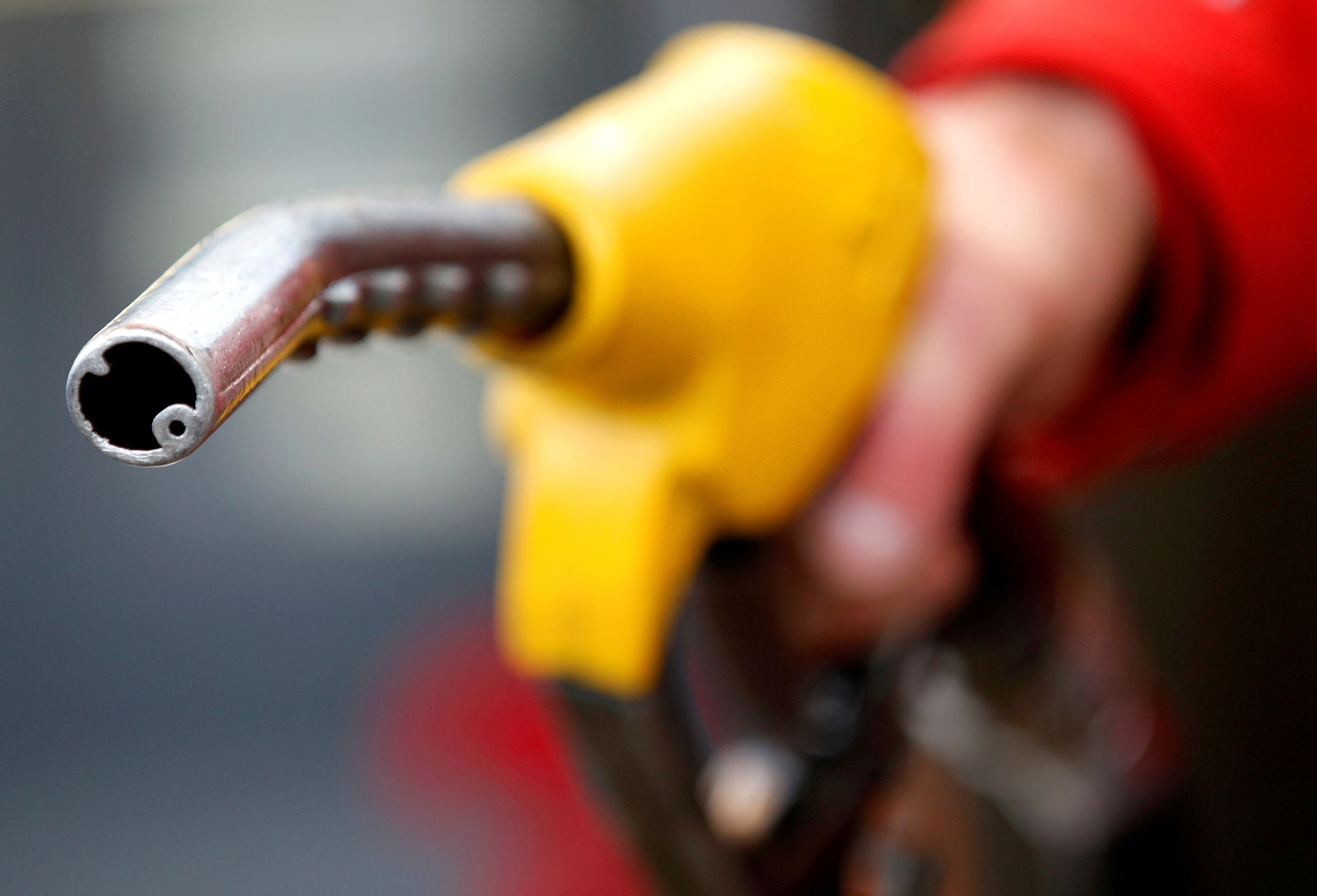 A petrol station attendant prepares to refuel a car in Rome, Italy, January 4, 2012. REUTERS/Max Rossi/File Photo