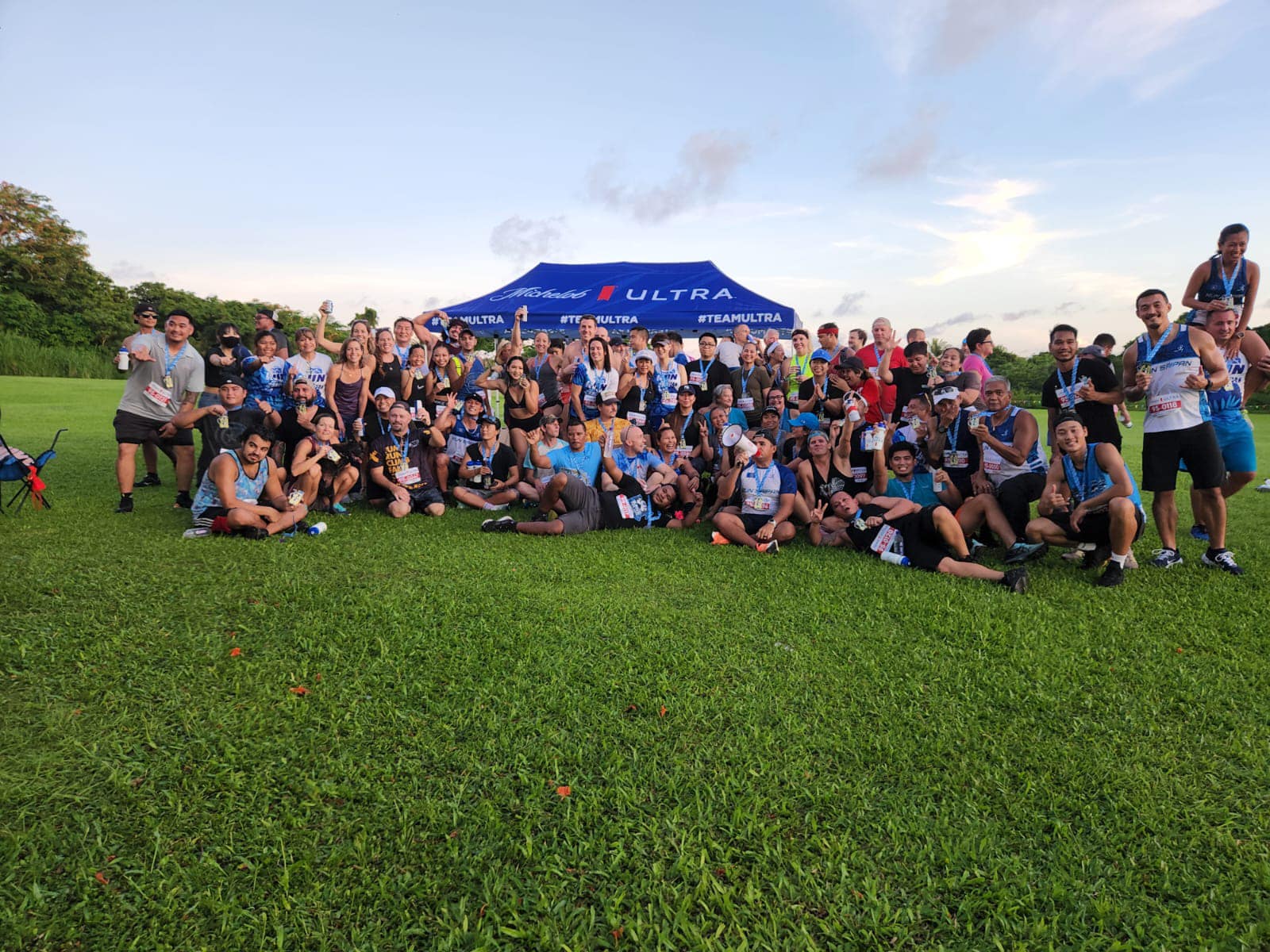 Participants of the 2022 Michelob Ultra Beer Mile pose for a photo.