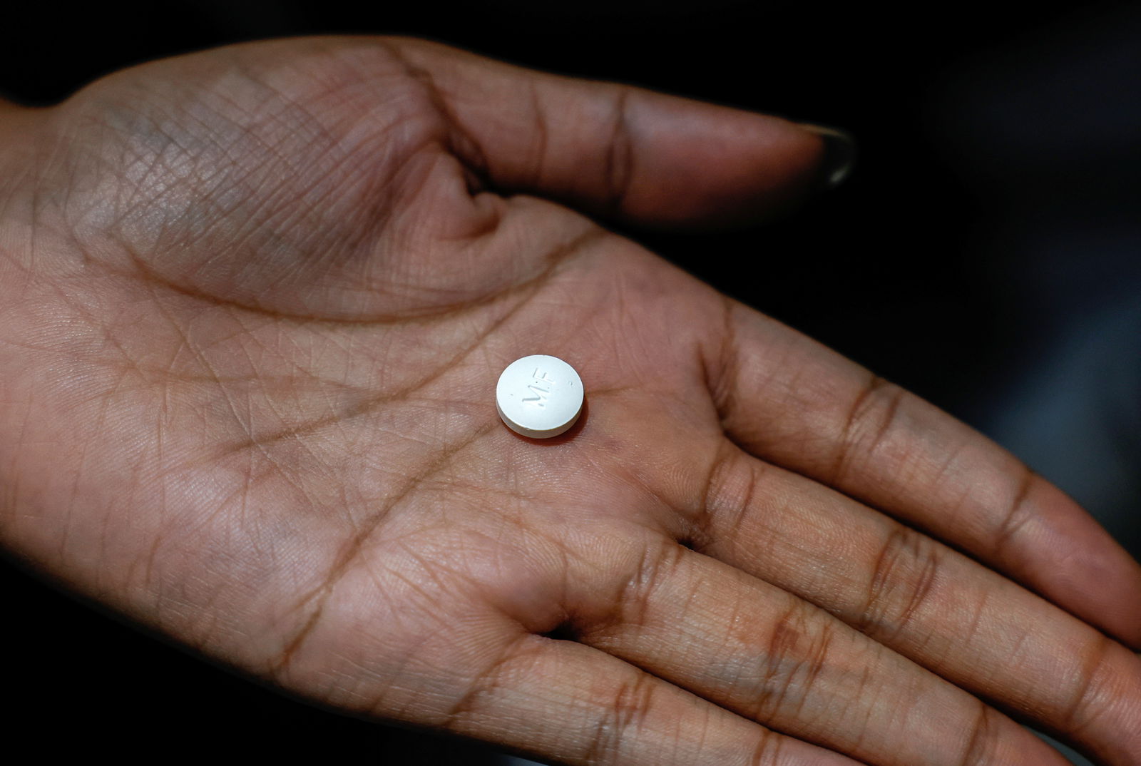 A patient prepares to take Mifepristone, the first medication in a medical abortion, at Alamo Women's Clinic in Carbondale, Illinois, U.S., April 20, 2023. REUTERS/Evelyn Hockstein/File photo