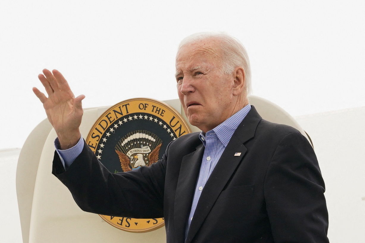 U.S. President Joe Biden waves as he departs for Maui from Reno, Nevada, U.S., August 21, 2023. REUTERS/Kevin Lamarque/File Photo