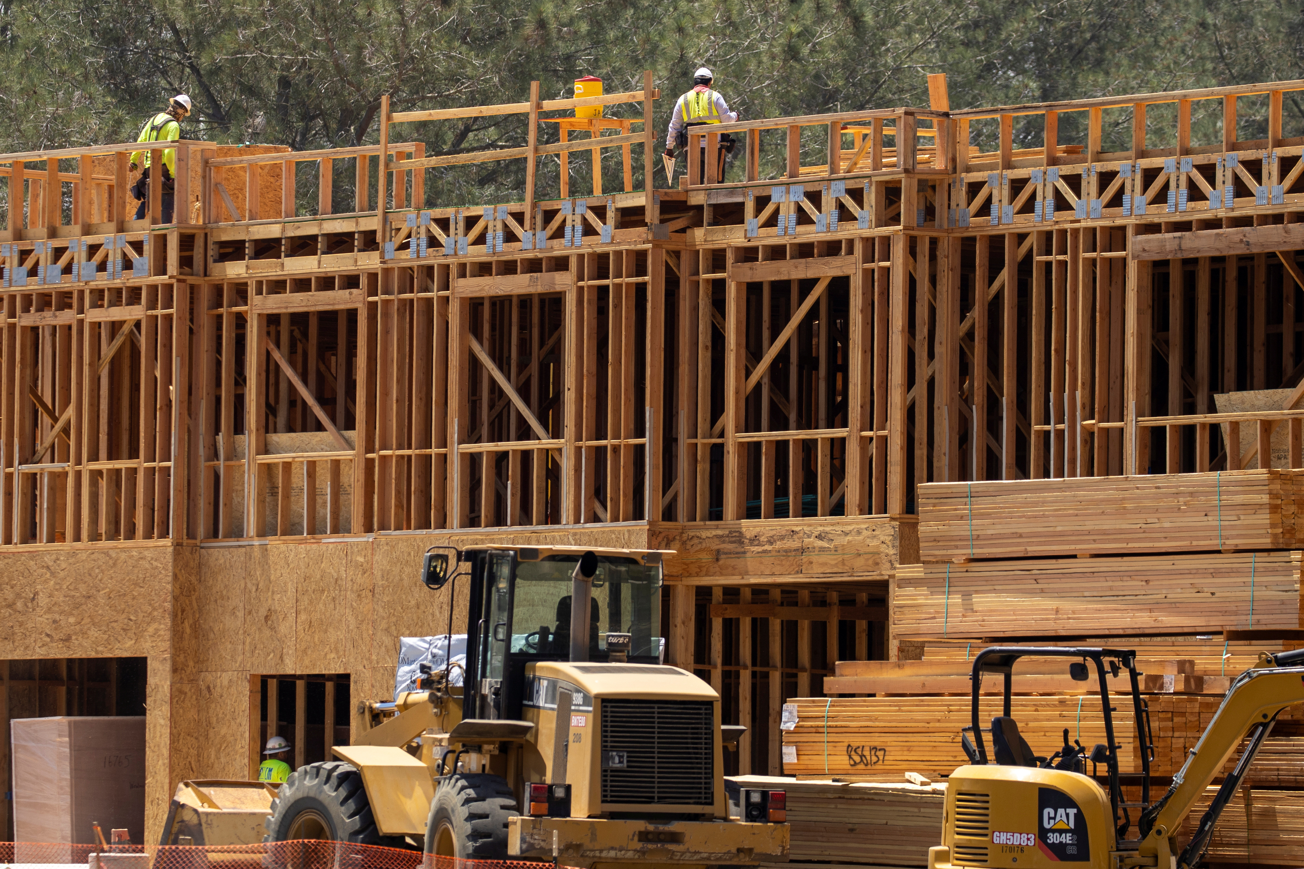 Construction workers on the job at a residential project during the outbreak of the coronavirus disease (COVID-19) in Encinitas, California, U.S., July 30, 2020. REUTERS/Mike Blake