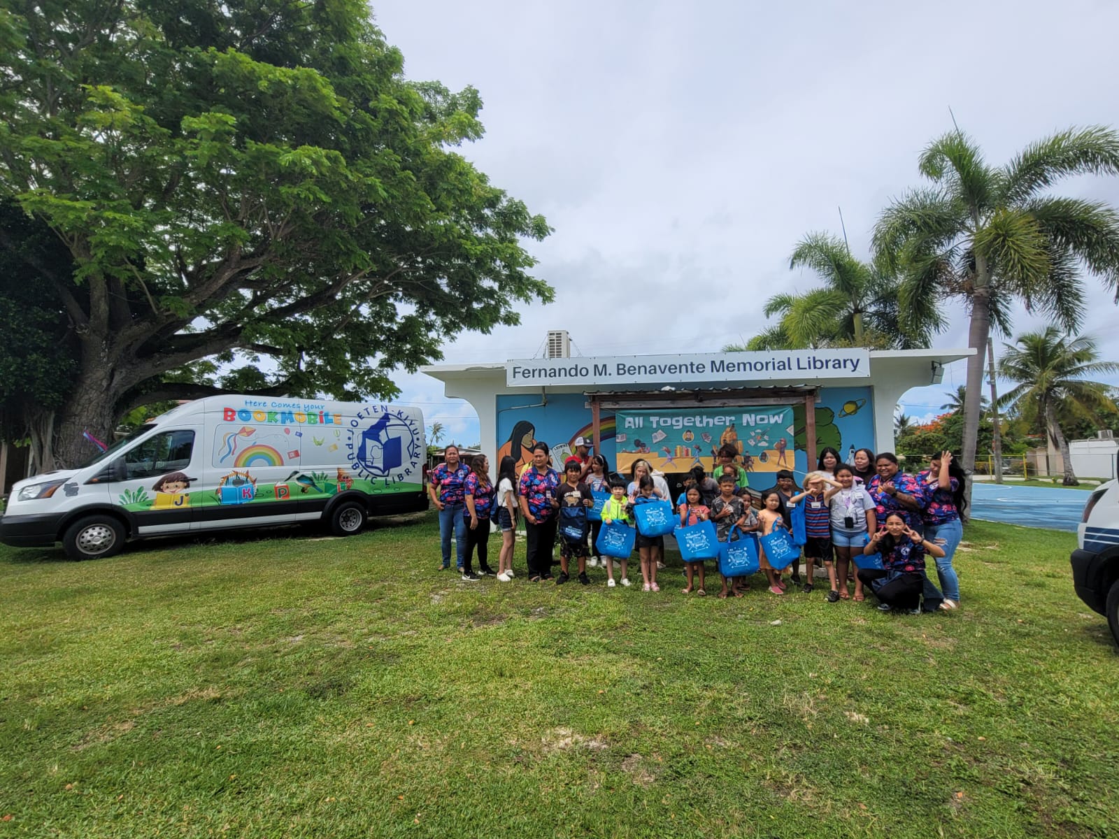 Group photo of summer reading program students at the San Antonio library.