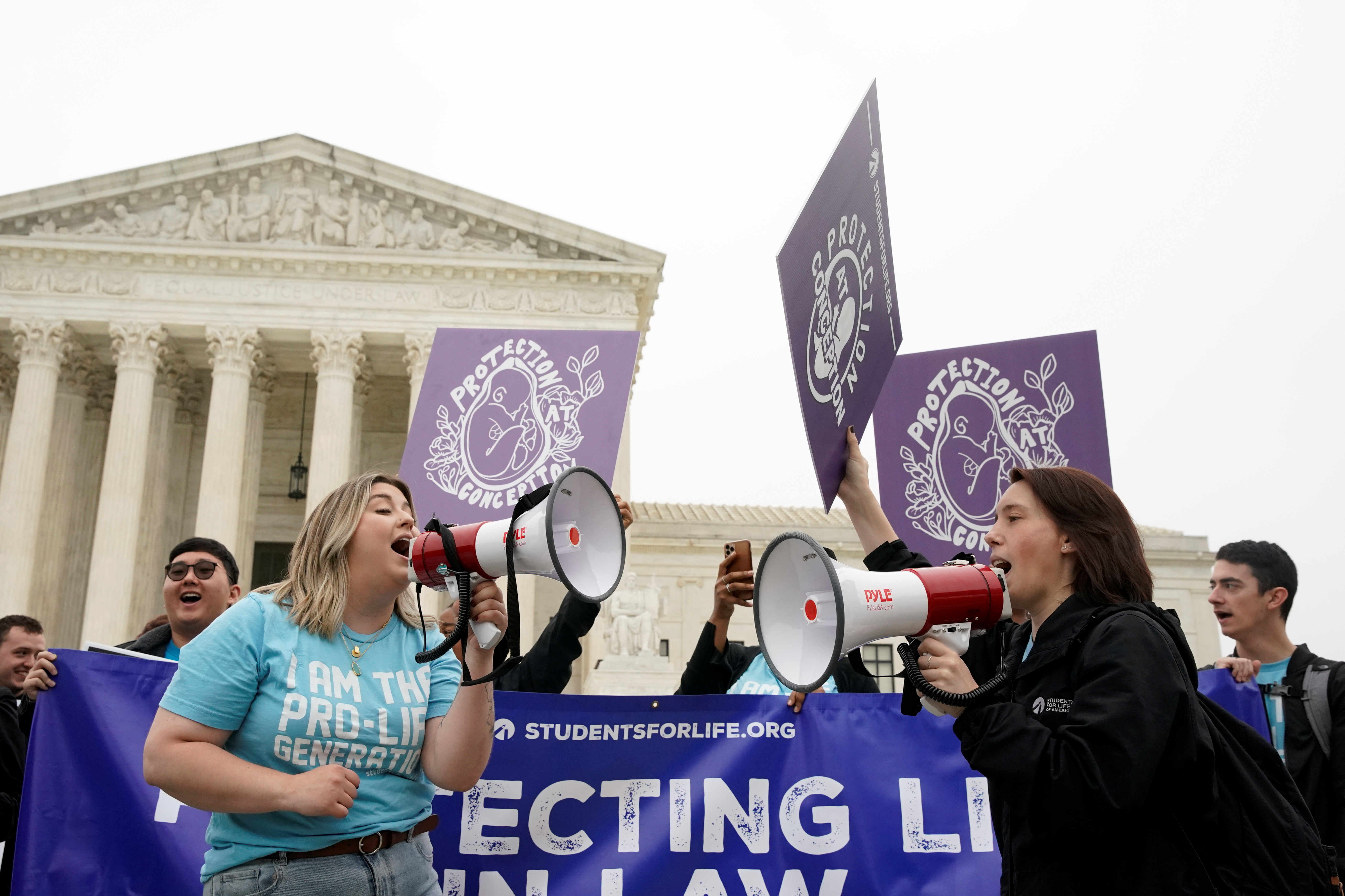Anti-abortion demonstrators protest outside the U.S. Supreme Court after the leak of a draft majority opinion written by Justice Samuel Alito preparing for a majority of the court to overturn the landmark Roe v. Wade abortion rights decision later this year, in Washington, D.C., U.S., May 3, 2022. REUTERS/Elizabeth Frantz/File Photo