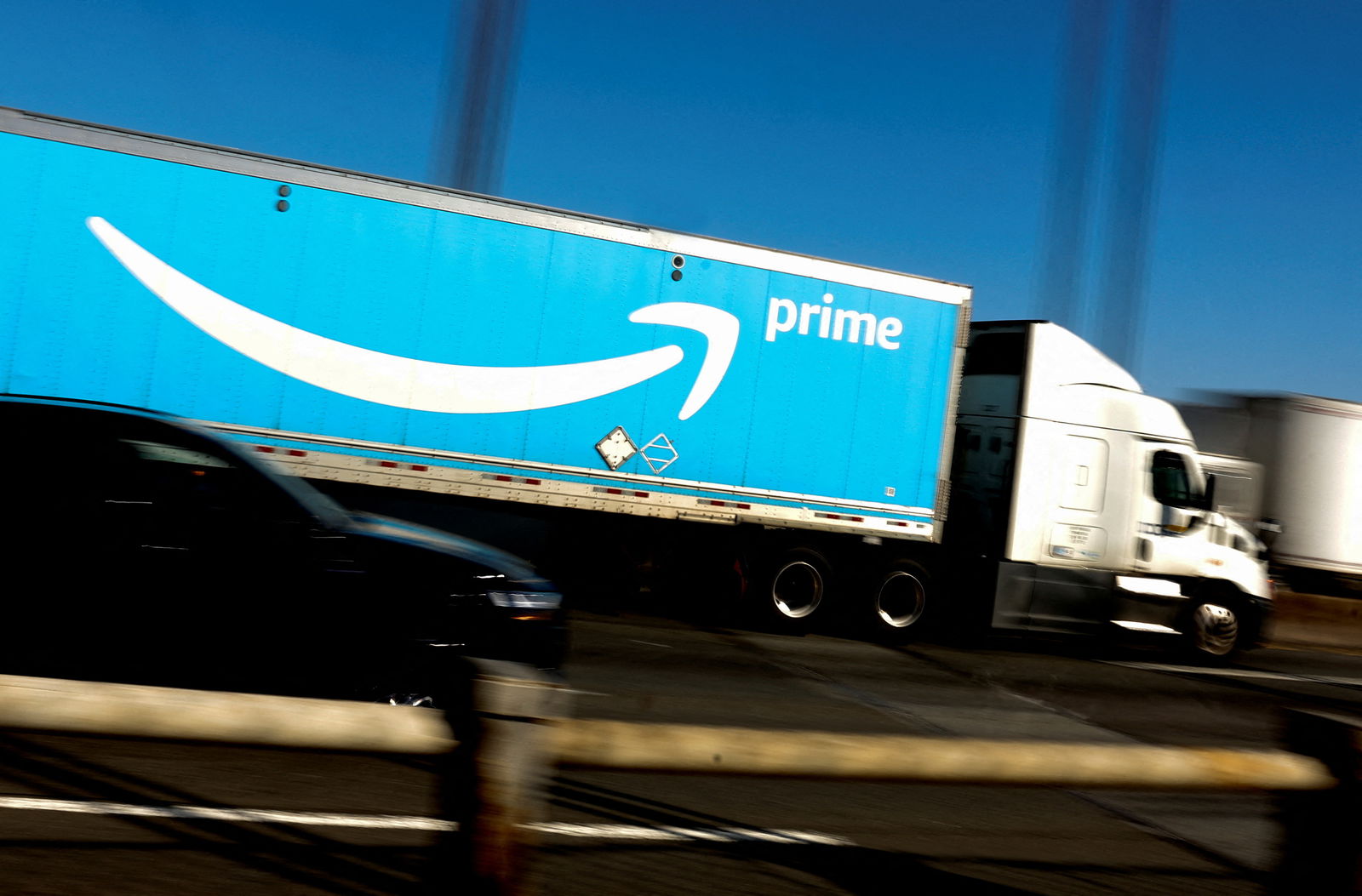An Amazon Prime truck is pictured as it crosses the George Washington Bridge on Interstate Route 95 during Amazon's two-day "Prime Early Access Sale" shopping event for Amazon members in New York City, New York, U.S., October 11, 2022. REUTERS/Mike Segar/File Photo