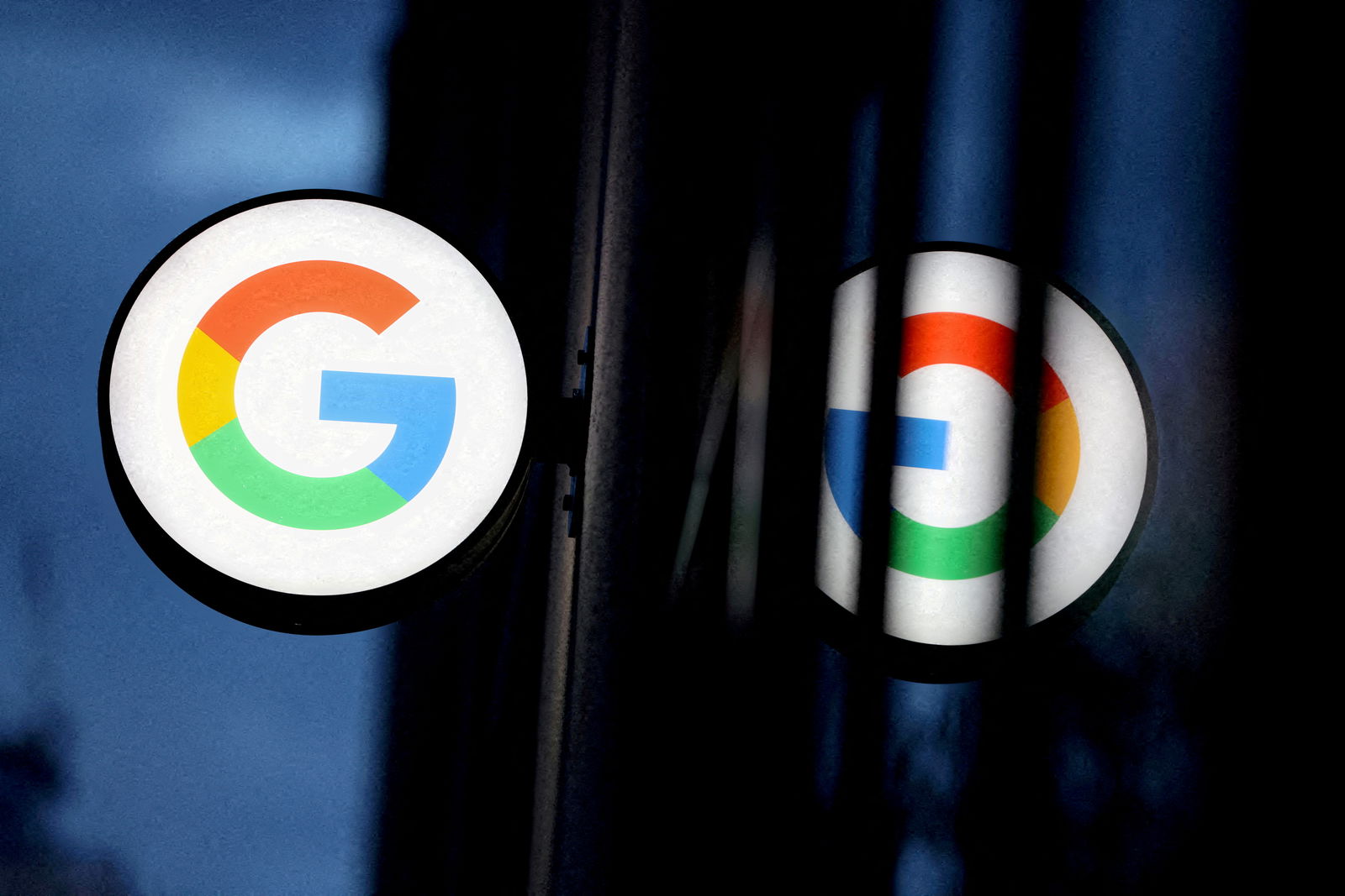 The logo of Google LLC is seen at the Google Store Chelsea in Manhattan, New York City, U.S., November 17, 2021. REUTERS/Andrew Kelly/File Photo