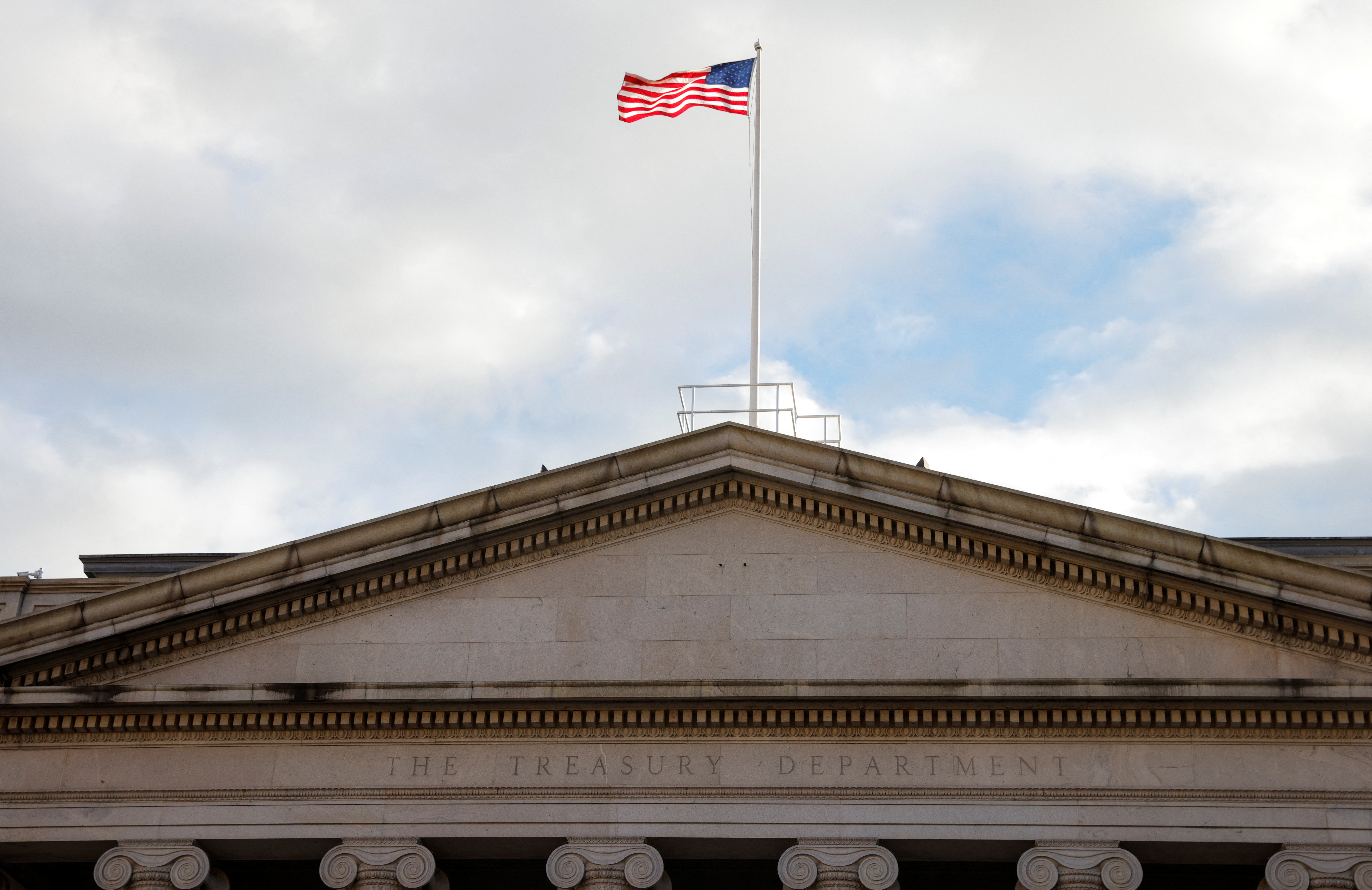 The American flag flies over the U.S. Treasury building in Washington, U.S., January 20, 2023.  REUTERS/Jim Bourg