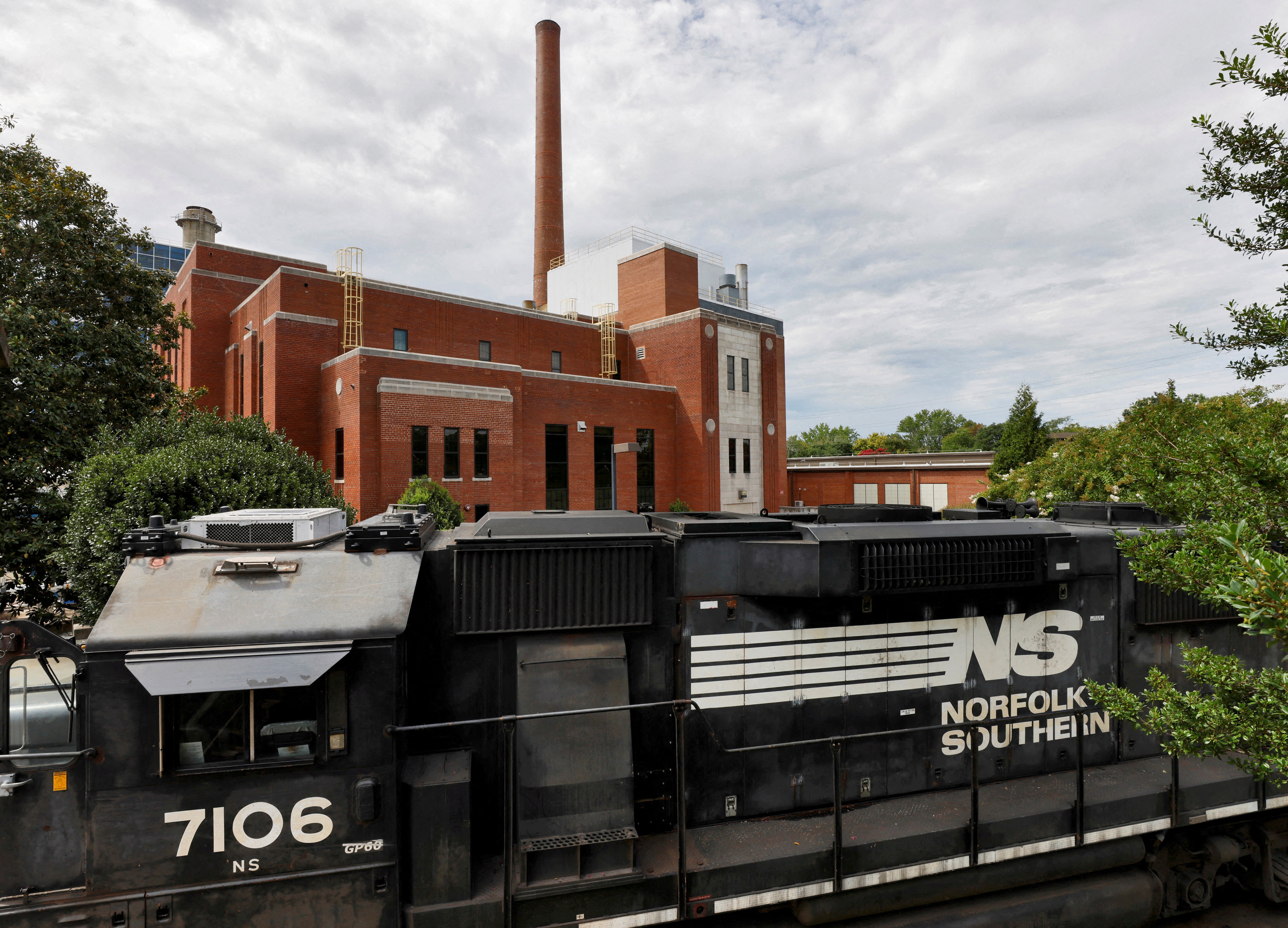 A Norfolk Southern train rests near the University of North Carolina's energy generation plant in Chapel Hill, North Carolina, U.S. August 11, 2022. REUTERS/Jonathan Drake/File Photo