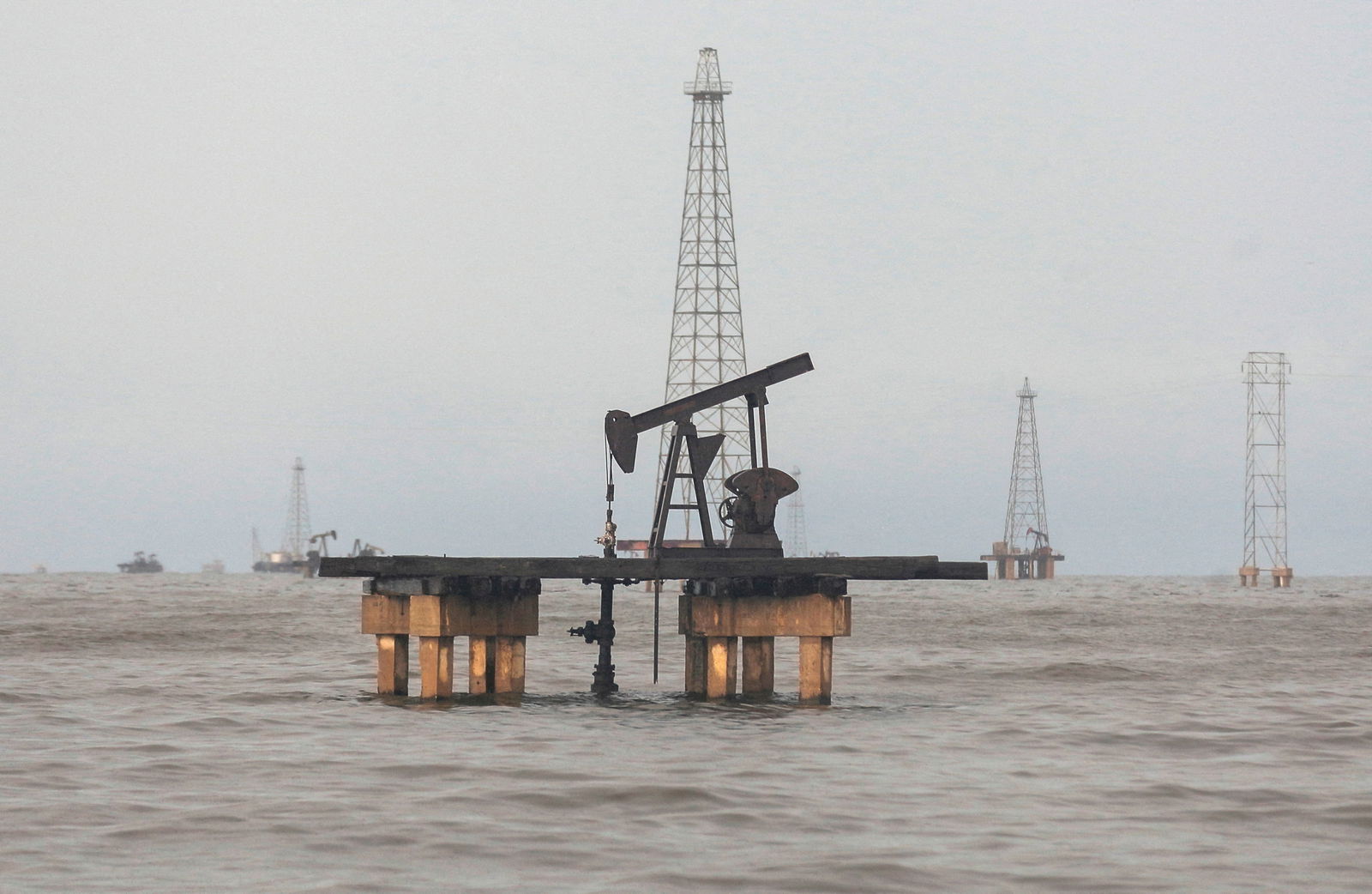 An oil rig is seen on Lake Maracaibo, in Cabimas, Venezuela October 14, 2022. REUTERS/Issac Urrutia/File Photo