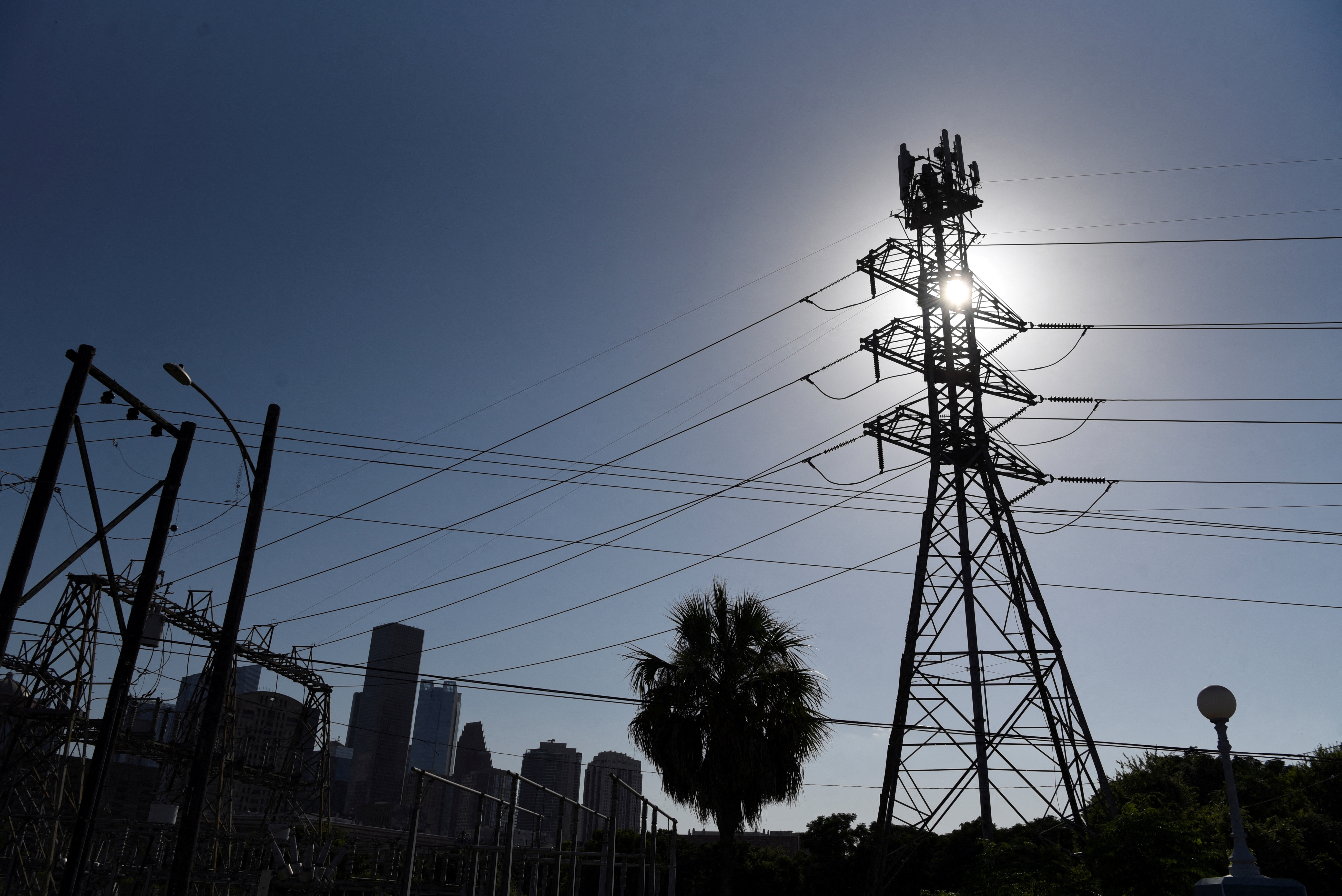 A general view of electric lines as demand for power surges during a period of hot weather in Houston, Texas, U.S. June 27, 2023. REUTERS/Callaghan O’Hare/File Photo