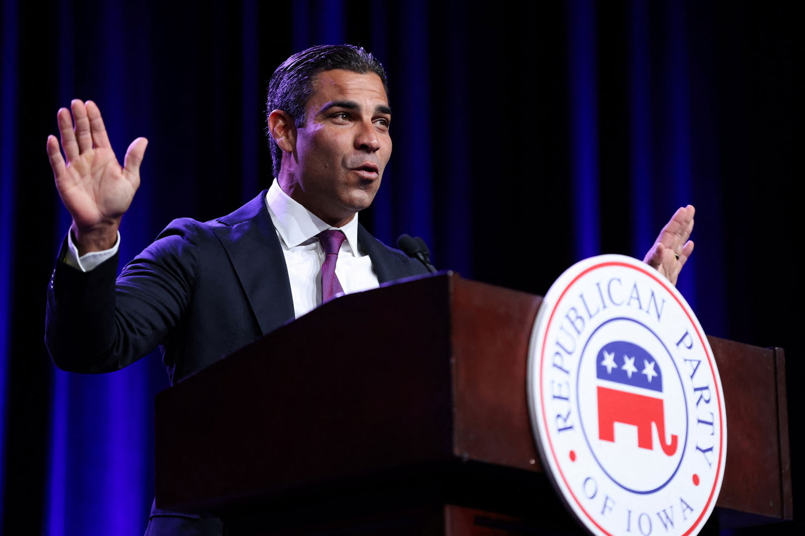 Miami Mayor and Republican presidential candidate Francis Suarez gestures as he speaks at the Republican Party of Iowa's Lincoln Day Dinner in Des Moines, Iowa, U.S., July 28, 2023. REUTERS/Scott Morgan/File photo
