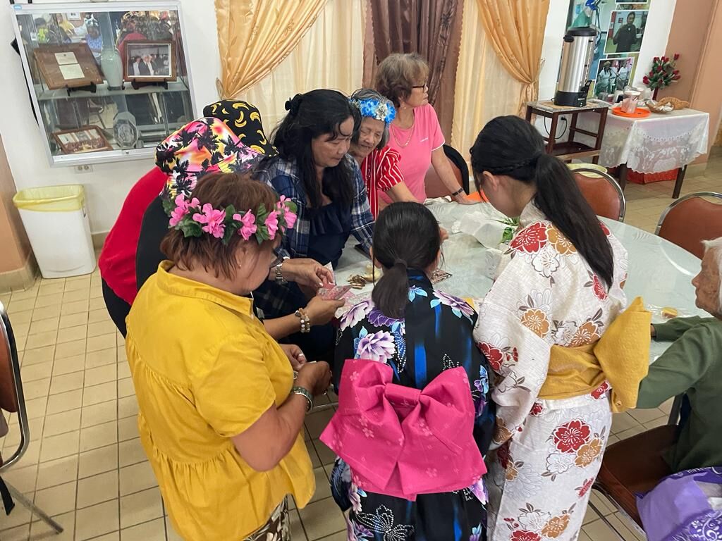 The students share Japanese cultural crafts with the manamko’.